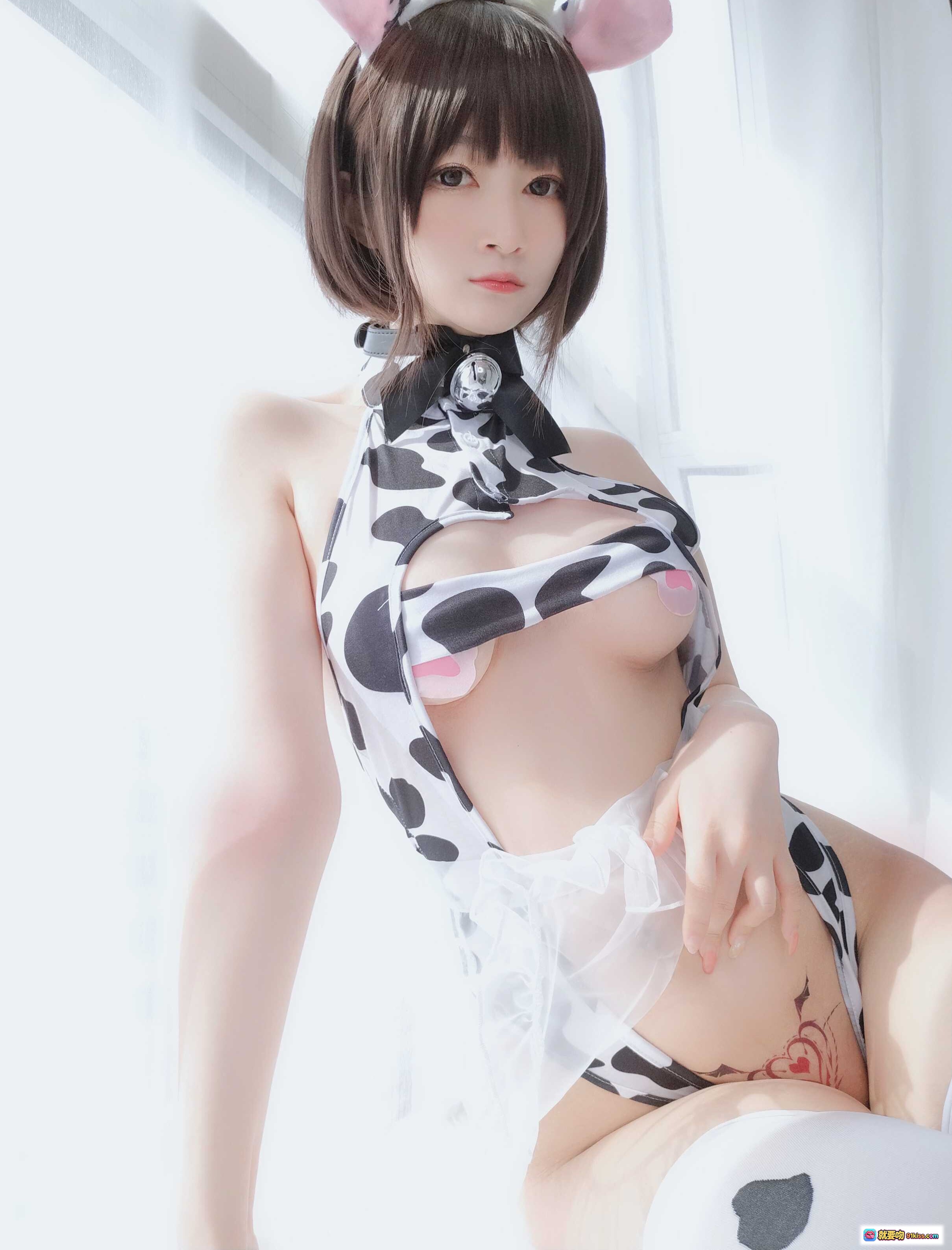 图片[9] - 白银81 NO.053 可爱奶牛COS写真 100P高画质 白黑斑点连体衣+蕾丝边袜+兔耳发饰 甜美少女风室内窗边拍摄 - 就要吻