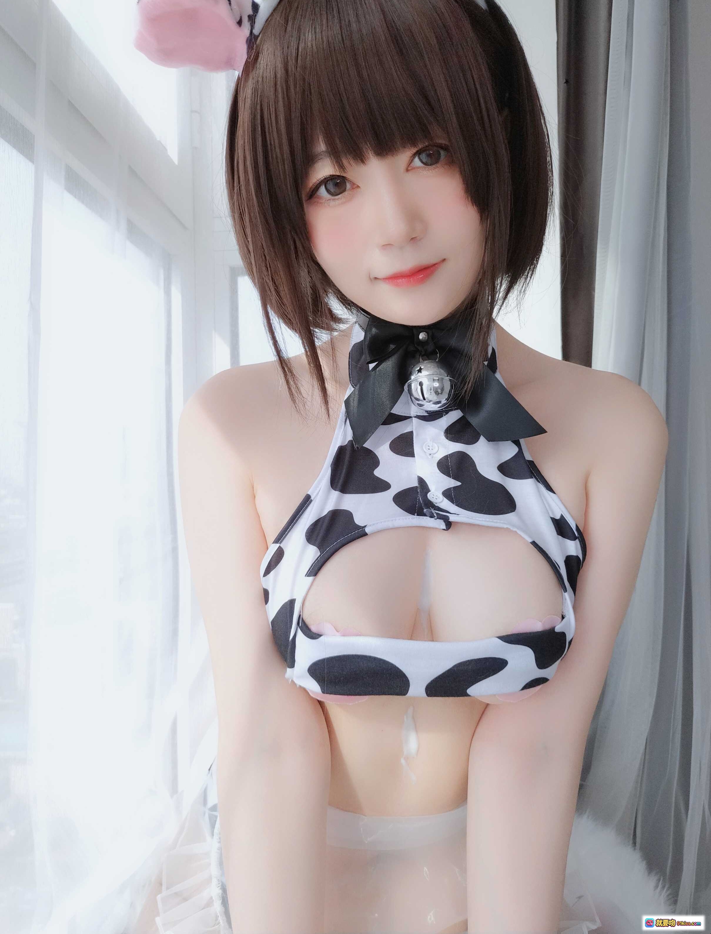图片[2] - 白银81 NO.053 可爱奶牛COS写真 100P高画质 白黑斑点连体衣+蕾丝边袜+兔耳发饰 甜美少女风室内窗边拍摄 - 就要吻