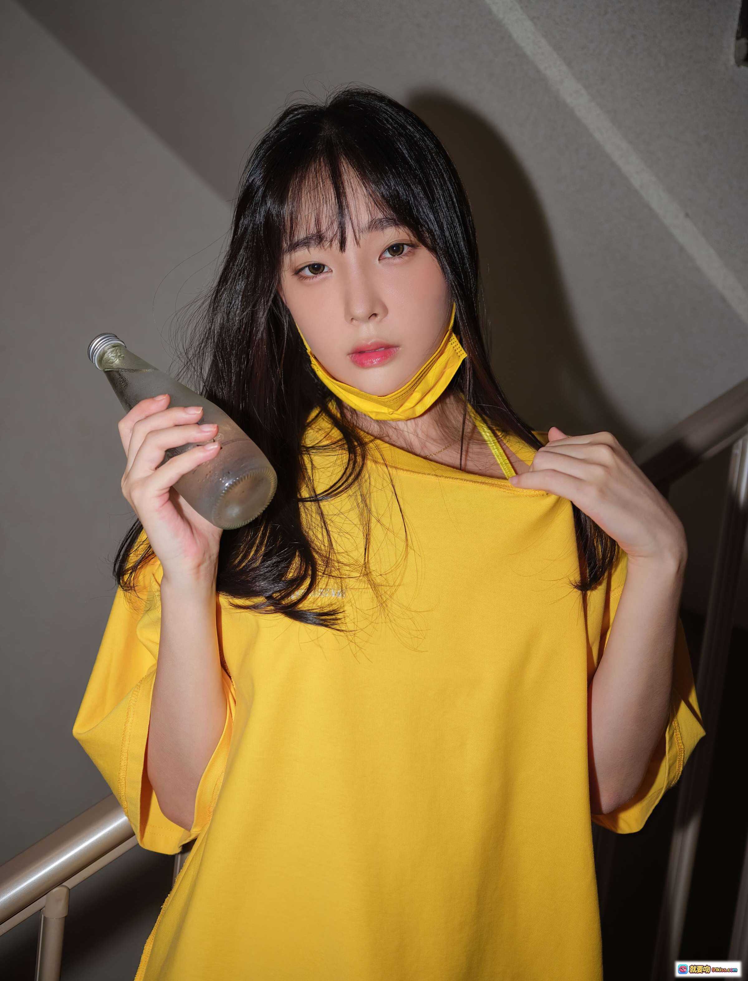 图片[1] - 姜仁卿 NO.048 ARTGRAVIA_VOL303 黄色T恤少女手持玻璃瓶楼梯写真 清新自然氛围感美拍 - 就要吻