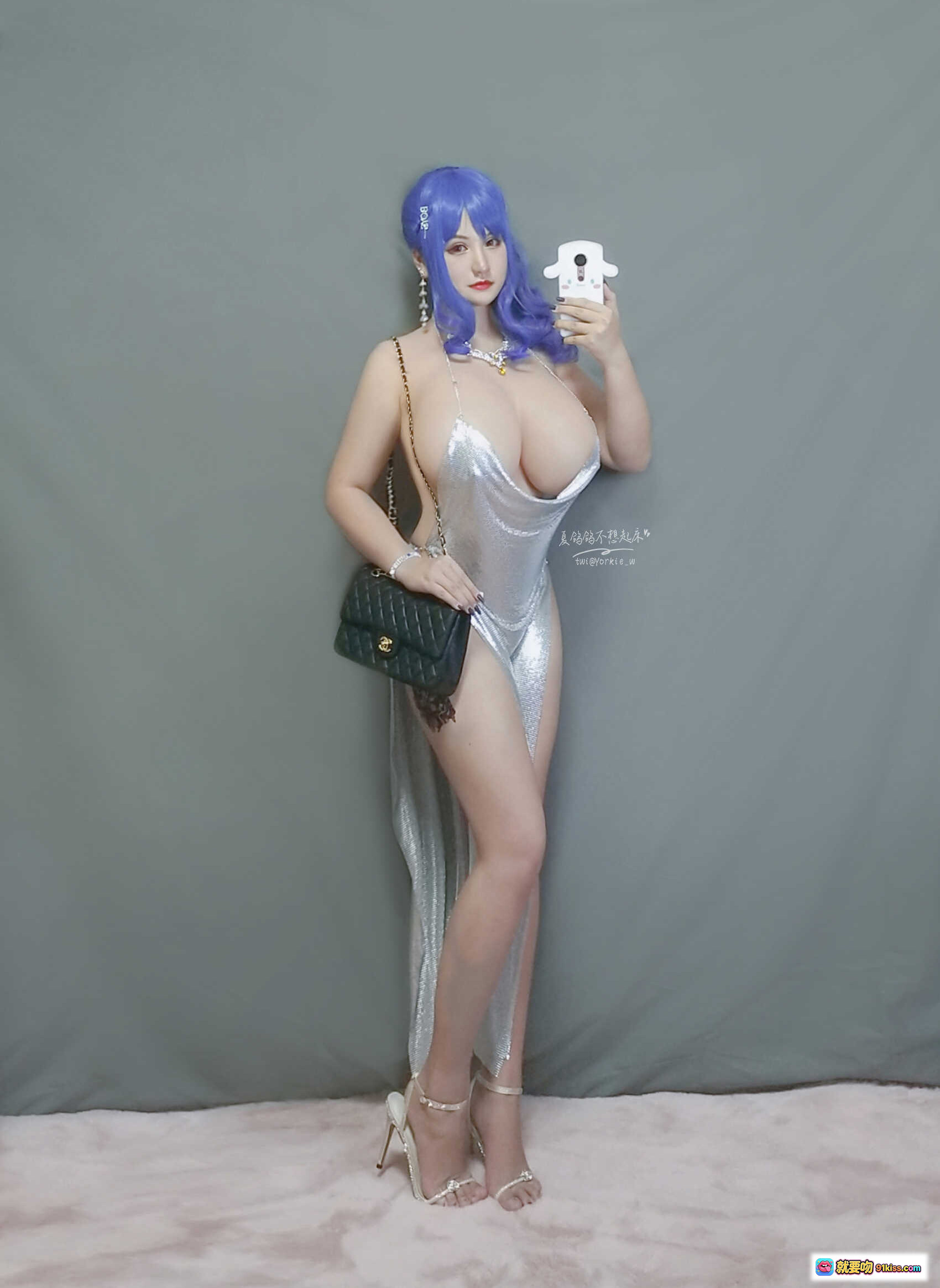 图片[10] - 夏鸽鸽蓝发cosplay性感写真 | 豪车旁优雅坐姿 | 闪亮礼服高跟鞋 | 圣路易斯夜景拍摄 | 37P高清图集 - 就要吻