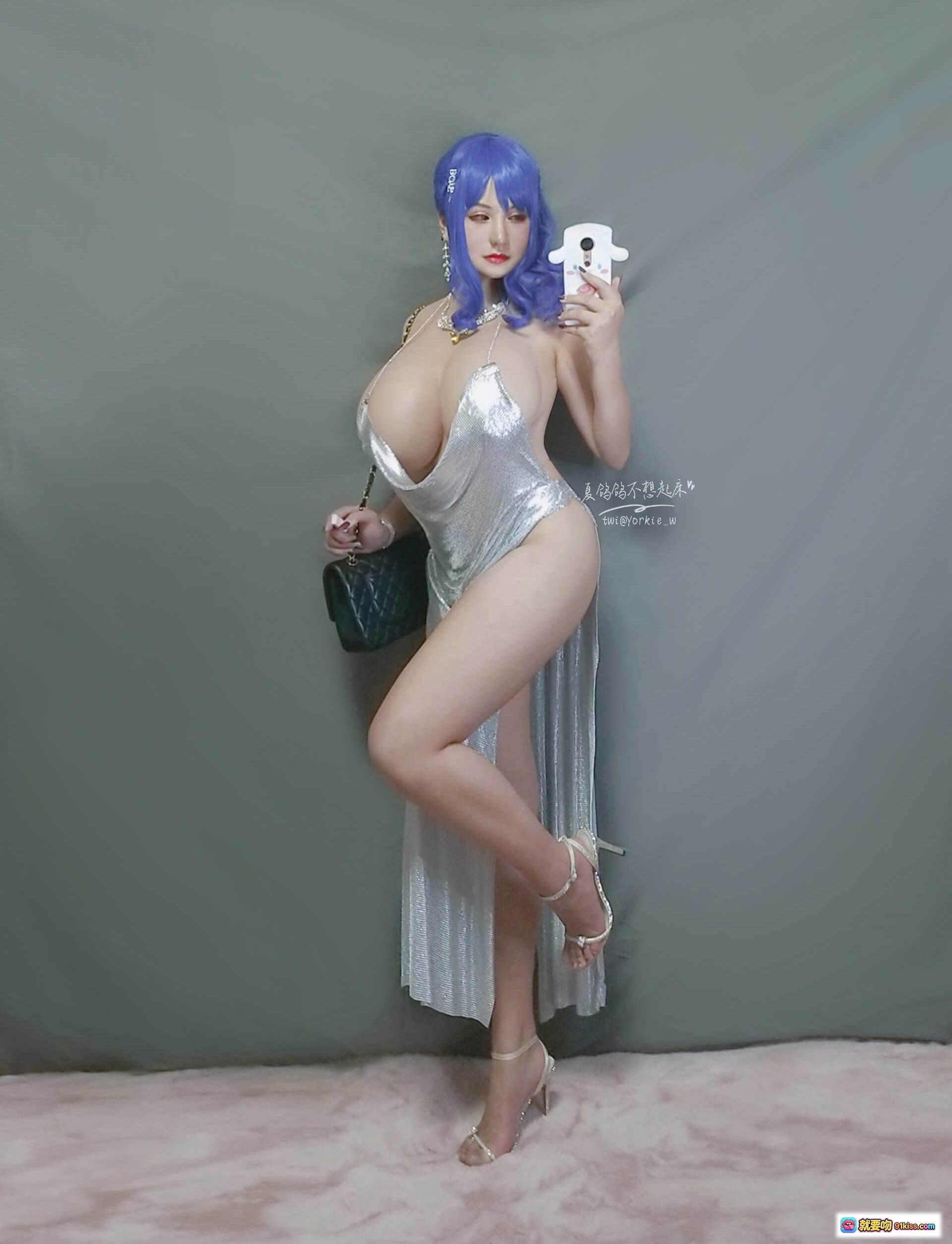 图片[6] - 夏鸽鸽蓝发cosplay性感写真 | 豪车旁优雅坐姿 | 闪亮礼服高跟鞋 | 圣路易斯夜景拍摄 | 37P高清图集 - 就要吻