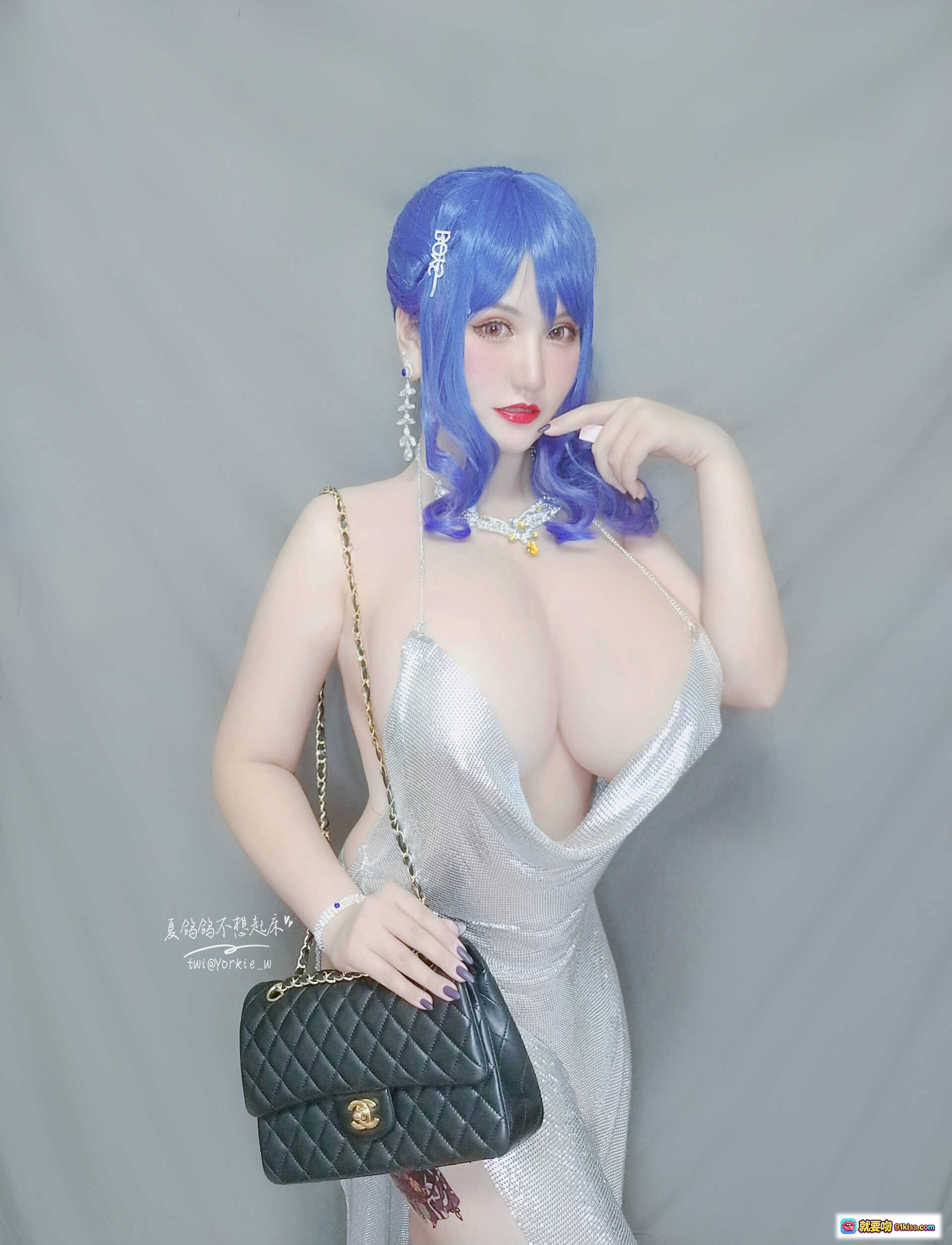 图片[4] - 夏鸽鸽蓝发cosplay性感写真 | 豪车旁优雅坐姿 | 闪亮礼服高跟鞋 | 圣路易斯夜景拍摄 | 37P高清图集 - 就要吻