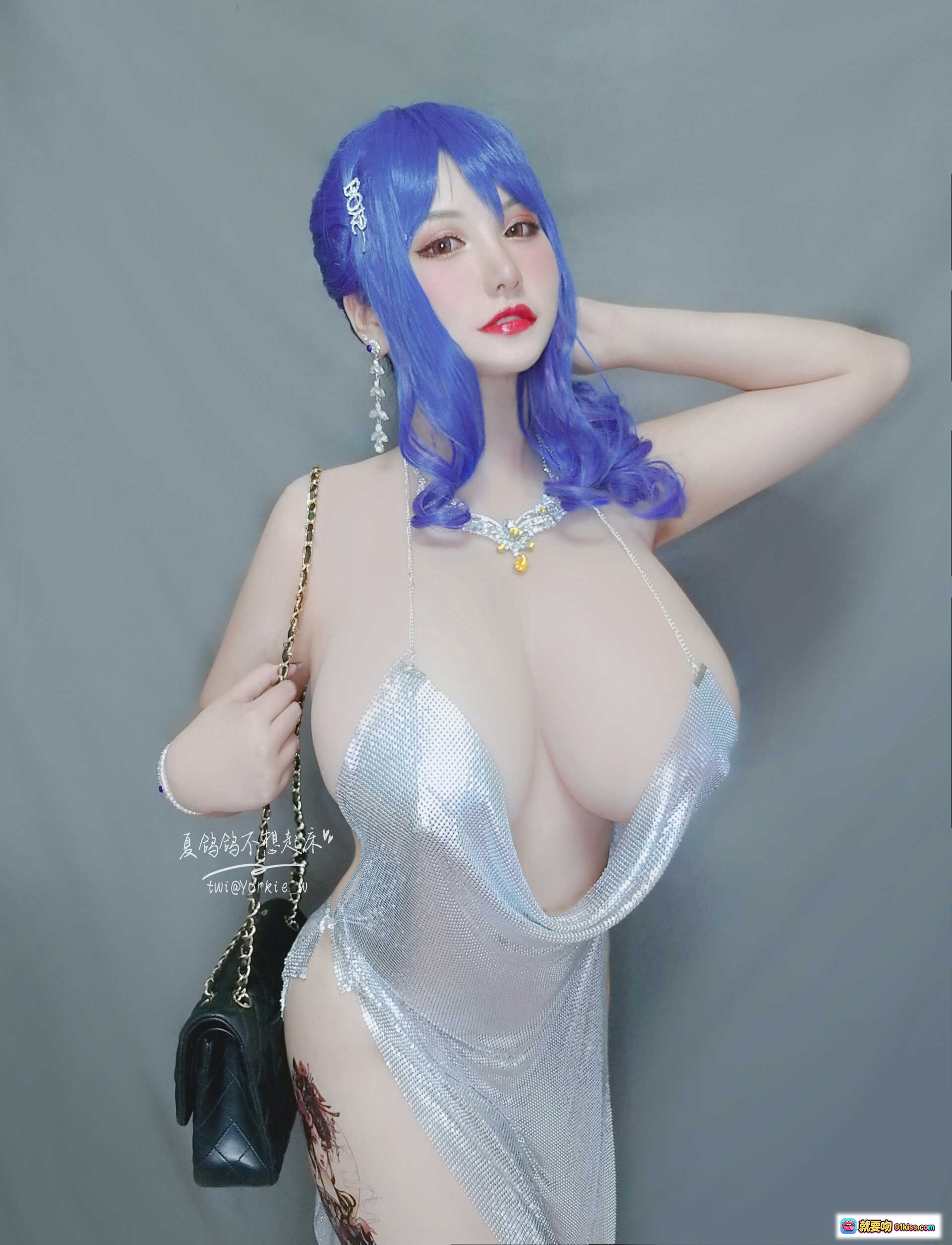 图片[3] - 夏鸽鸽蓝发cosplay性感写真 | 豪车旁优雅坐姿 | 闪亮礼服高跟鞋 | 圣路易斯夜景拍摄 | 37P高清图集 - 就要吻