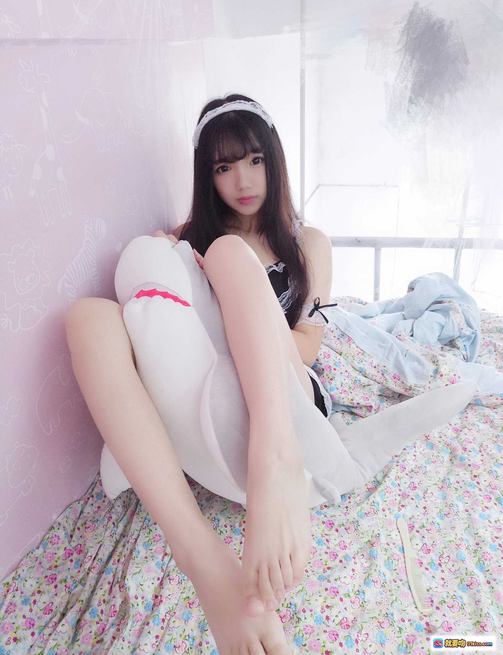 图片[1] - 雪晴Astra NO.022 小女仆写真 甜美少女抱鲨鱼玩偶 粉色房间花床单 萝莉风居家私房照 - 就要吻