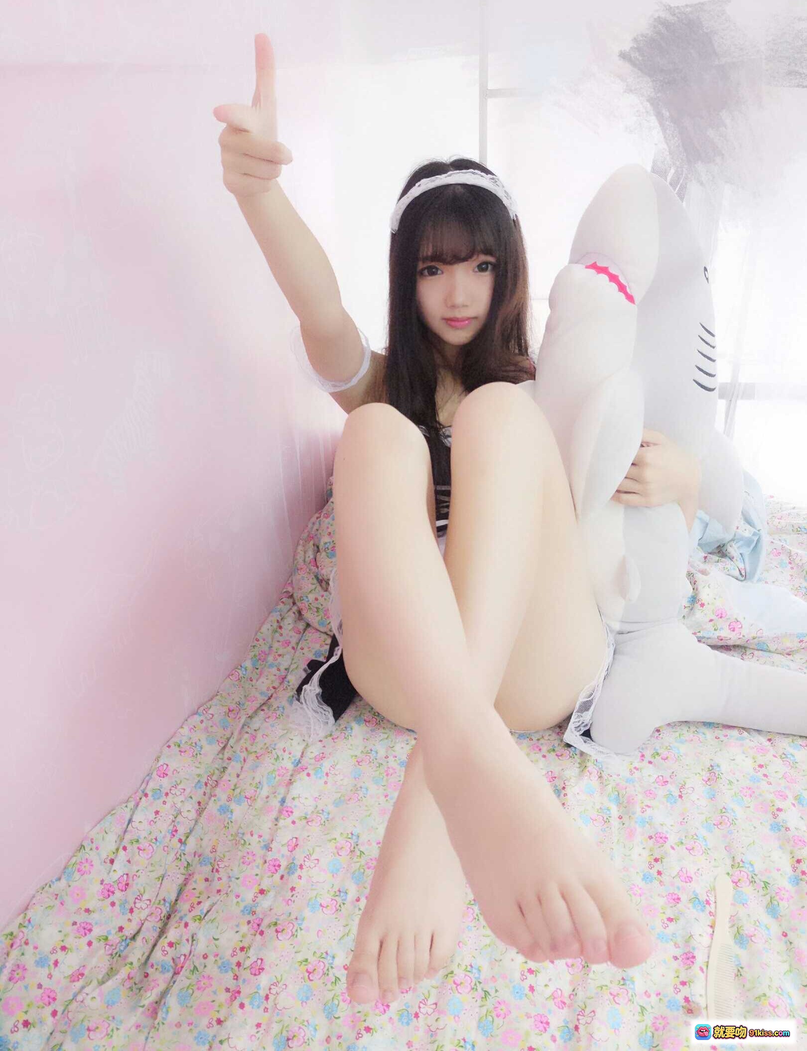 图片[8] - 雪晴Astra NO.022 小女仆写真 甜美少女抱鲨鱼玩偶 粉色房间花床单 萝莉风居家私房照 - 就要吻