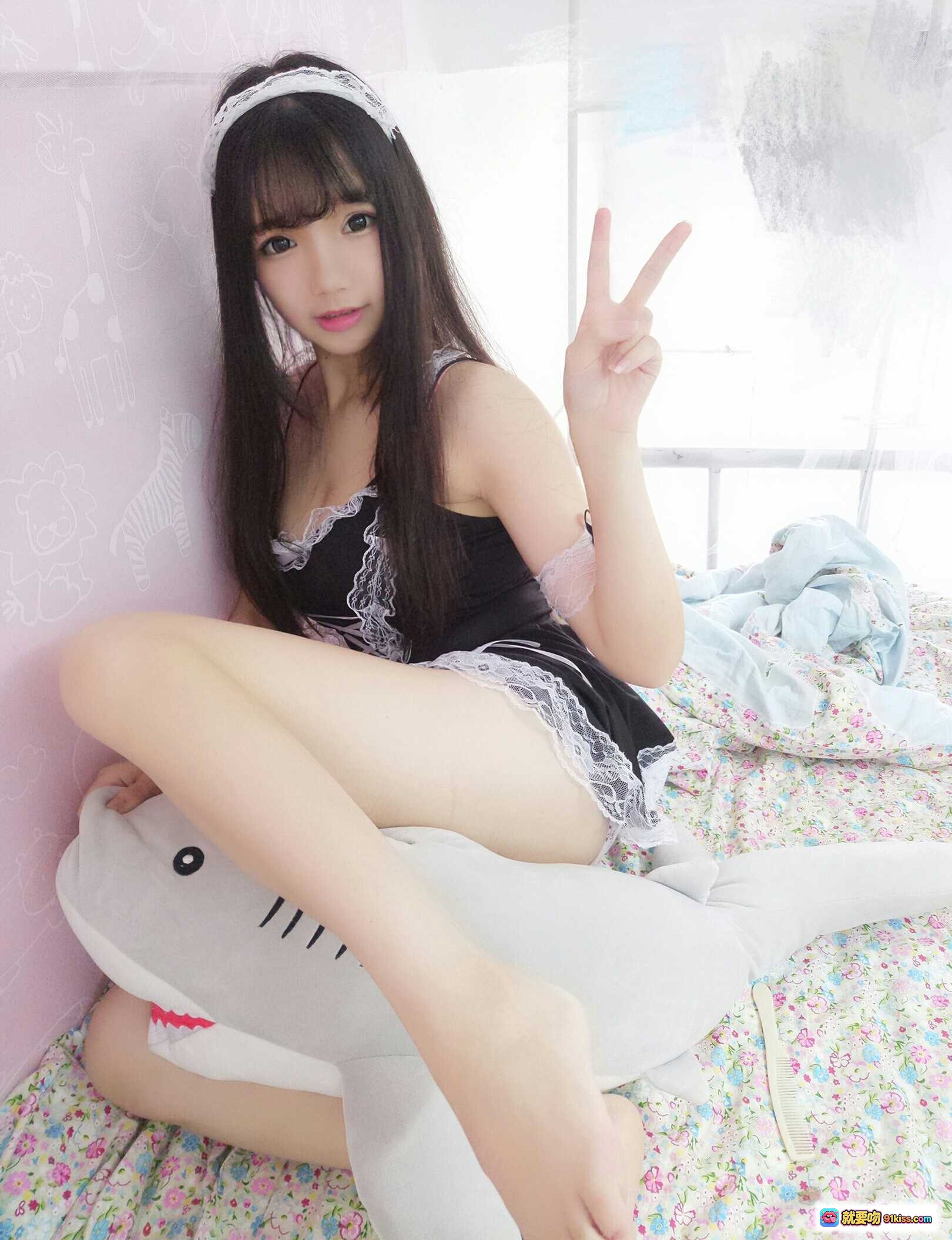 图片[2] - 雪晴Astra NO.022 小女仆写真 甜美少女抱鲨鱼玩偶 粉色房间花床单 萝莉风居家私房照 - 就要吻