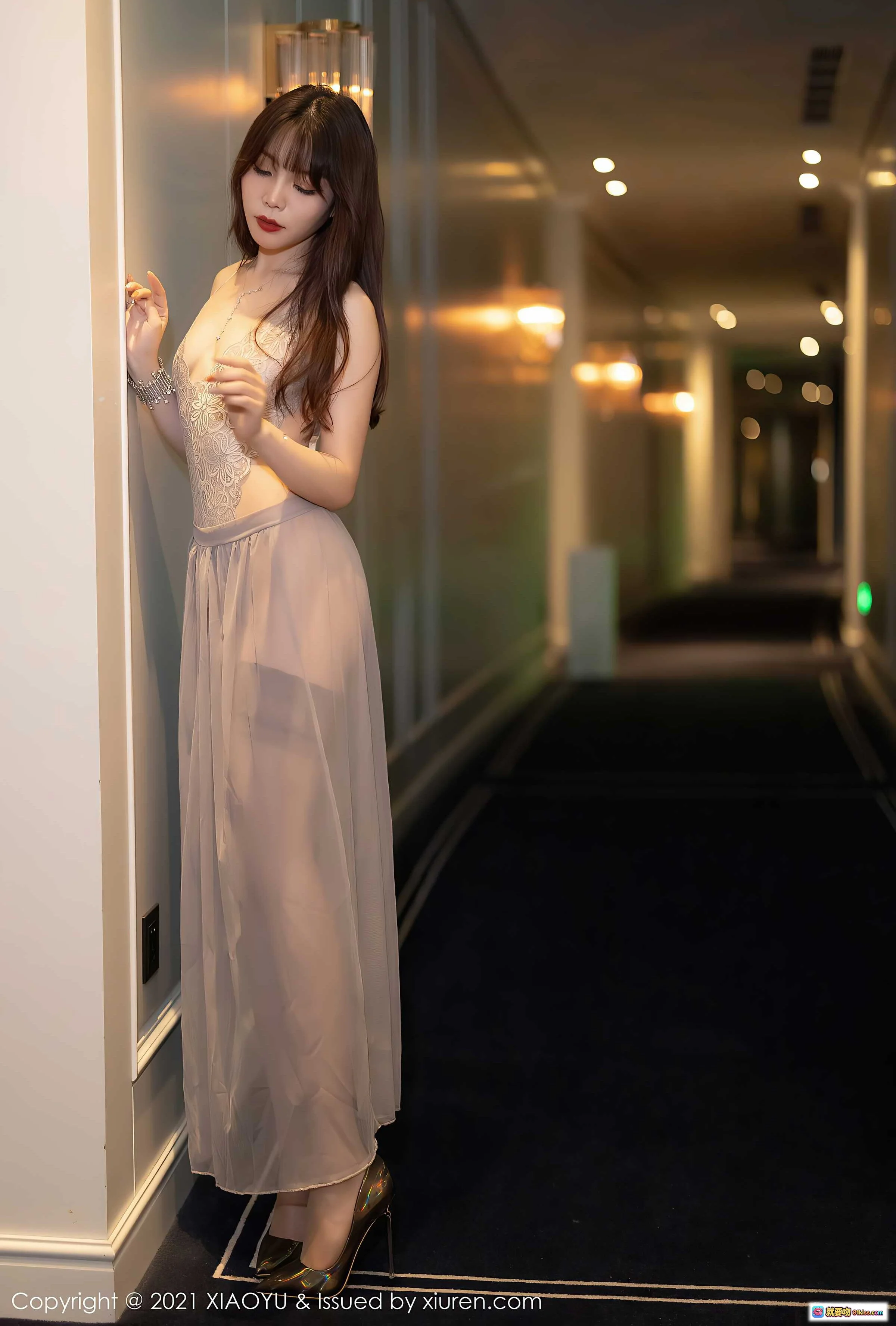 芝芝Booty优雅长裙写真 | XIAOYU Vol.510 2021高清美图 | 透视蕾丝吊带裙走廊氛围感拍摄 - 就要吻