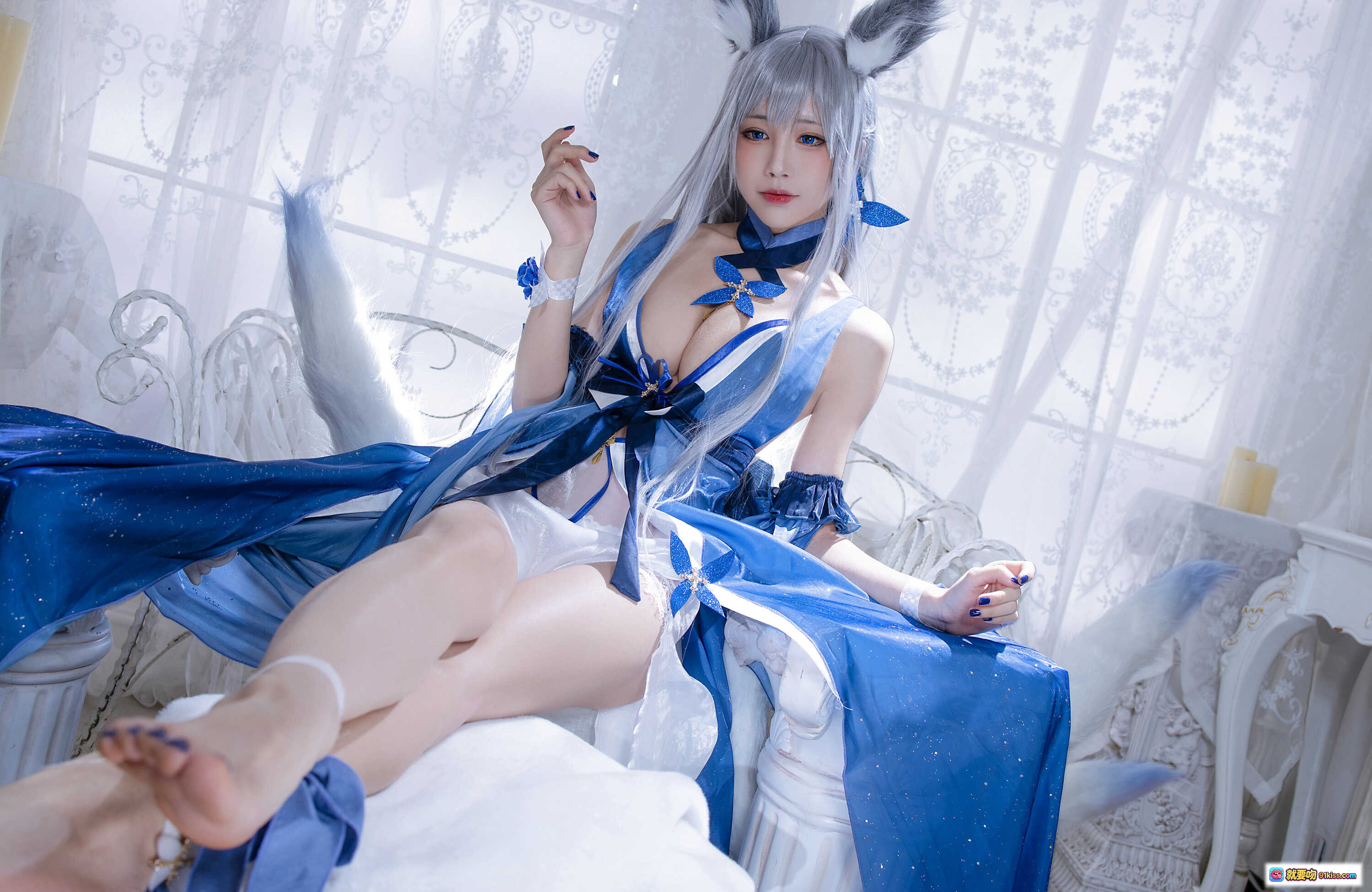 图片[2] - 水淼NO.070信浓Cosplay写真｜蓝白兔女郎装｜银发兔耳造型｜高开叉透明裙｜室内蕾丝窗景拍摄 - 就要吻