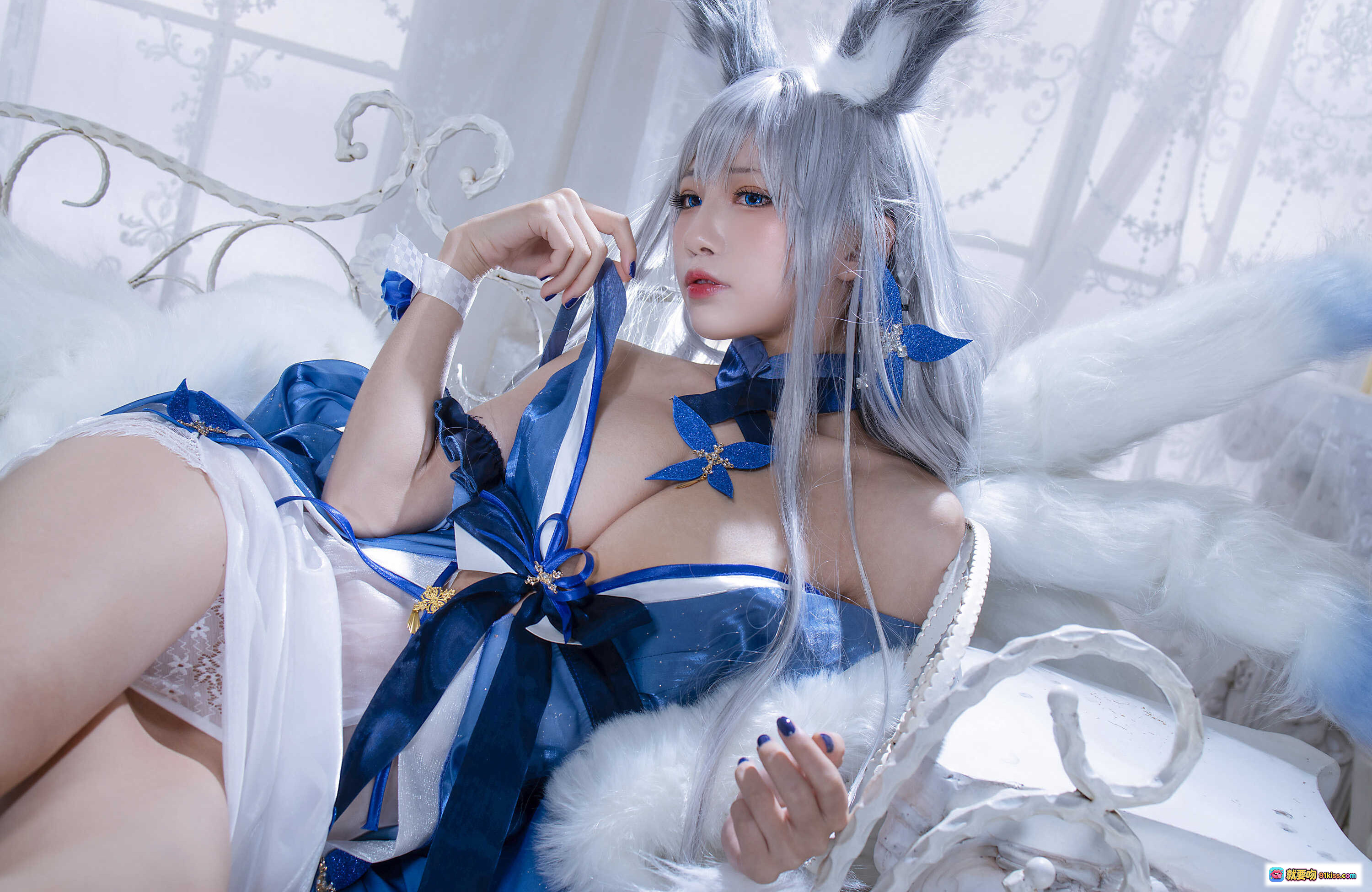 图片[7] - 水淼NO.070信浓Cosplay写真｜蓝白兔女郎装｜银发兔耳造型｜高开叉透明裙｜室内蕾丝窗景拍摄 - 就要吻