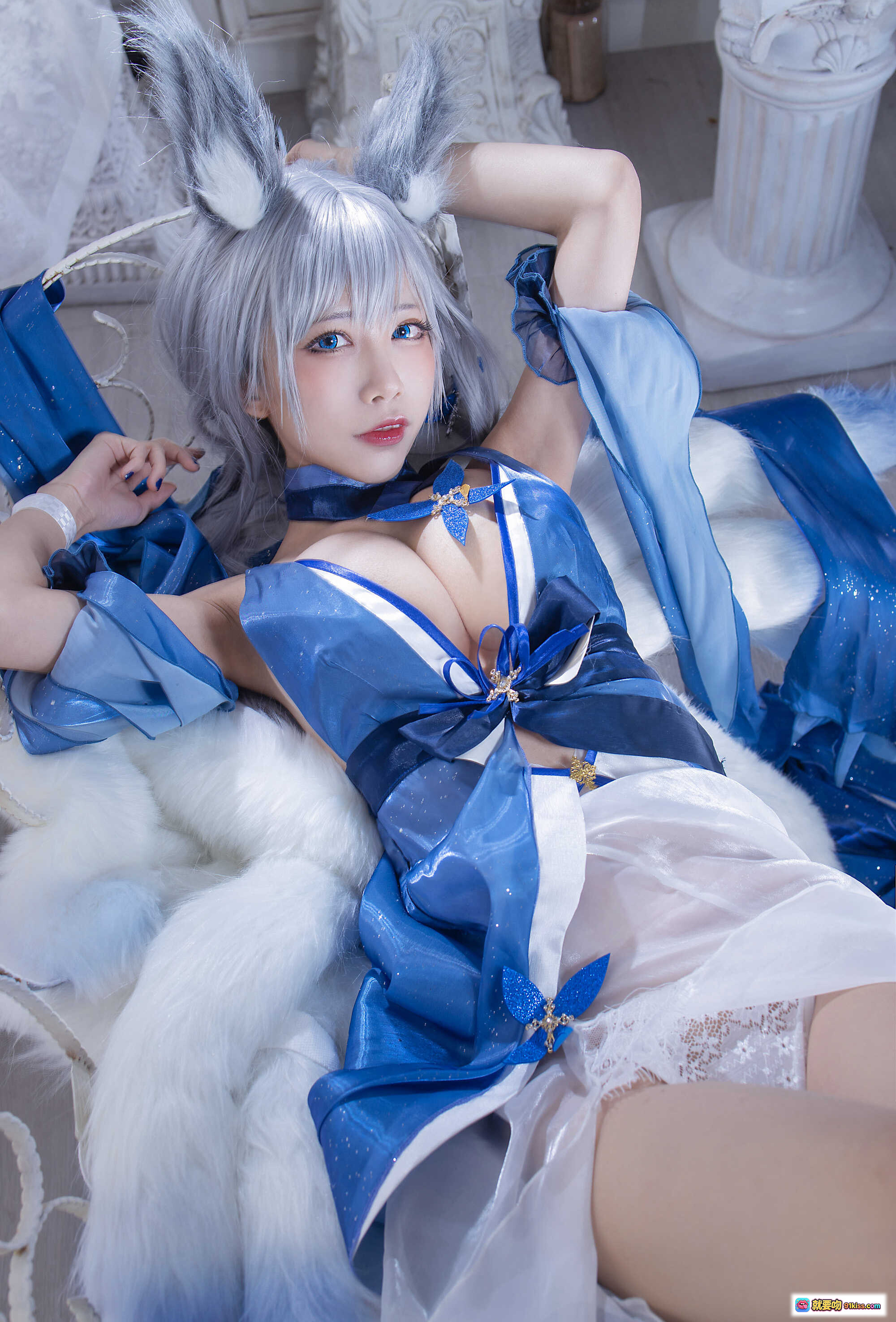 图片[4] - 水淼NO.070信浓Cosplay写真｜蓝白兔女郎装｜银发兔耳造型｜高开叉透明裙｜室内蕾丝窗景拍摄 - 就要吻