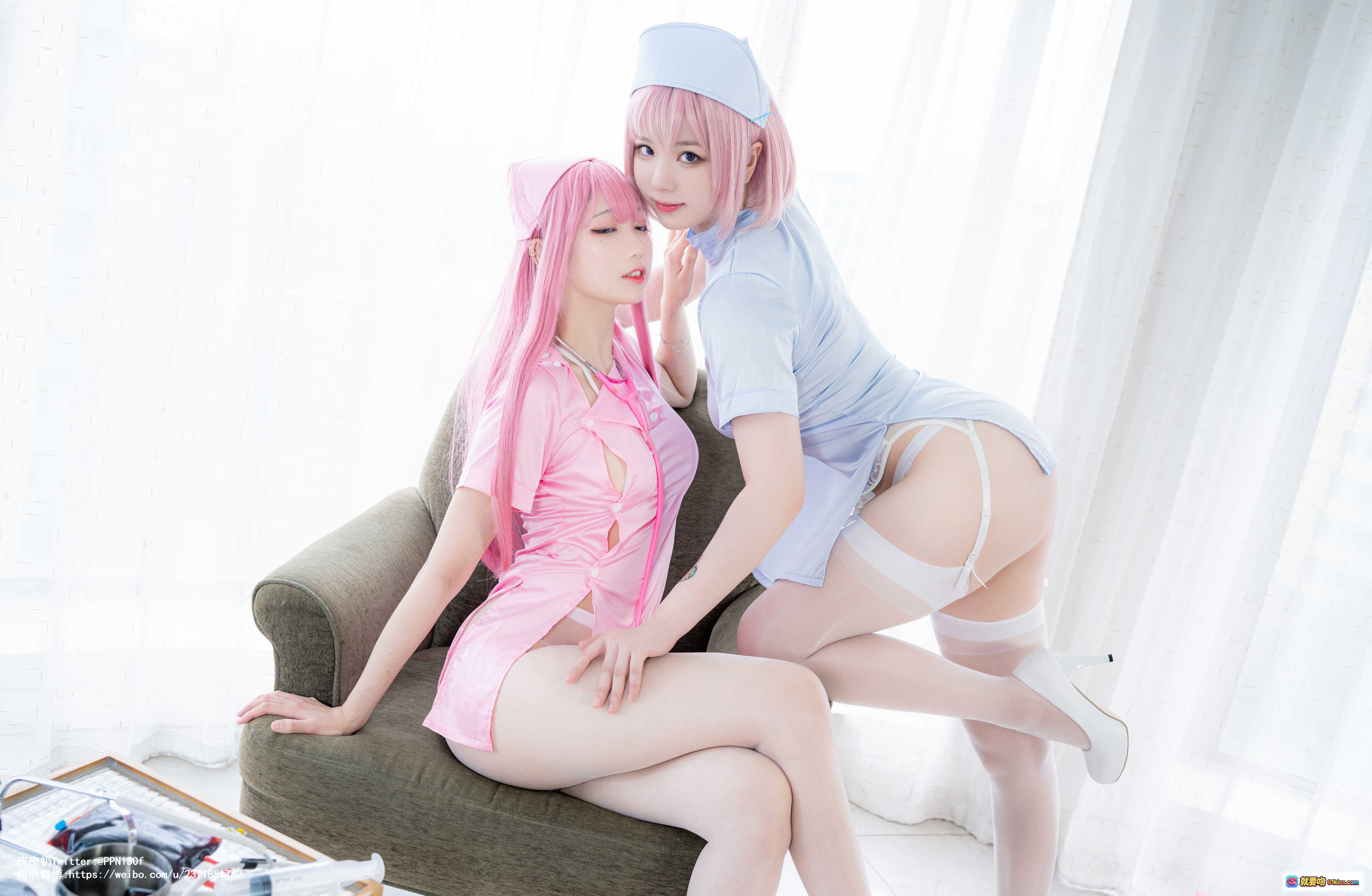 图片[4] - 皮皮奶&周叽可爱兔兔粉蓝护士Cosplay写真77P高清图集 白丝高跟椅上互动萌系医疗主题 - 就要吻