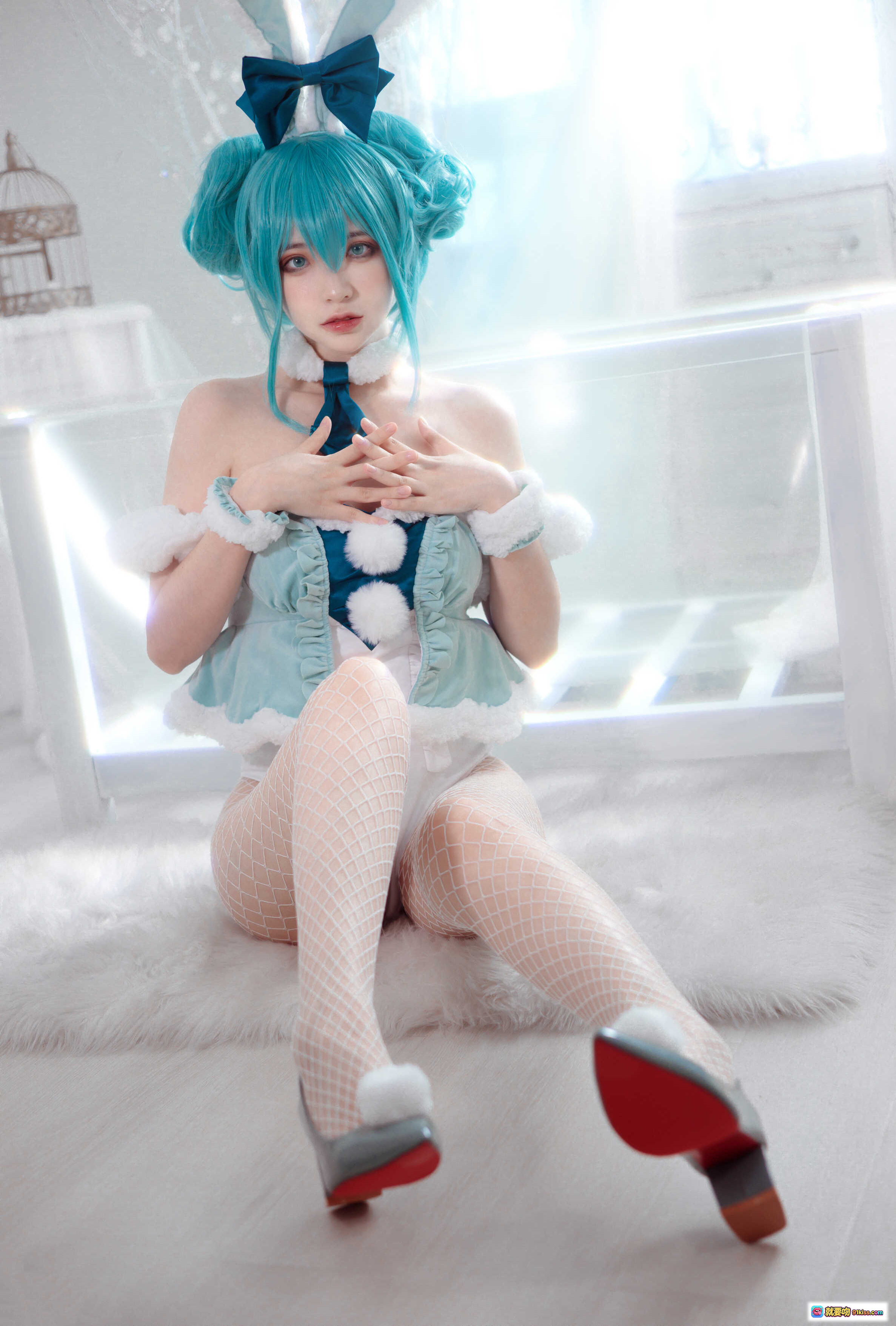 图片[6] - 疯猫ss NO.114 初音未来兔女郎cosplay 蓝发双马尾 白毛绒装饰 网袜高跟鞋 甜美性感写真集 - 就要吻