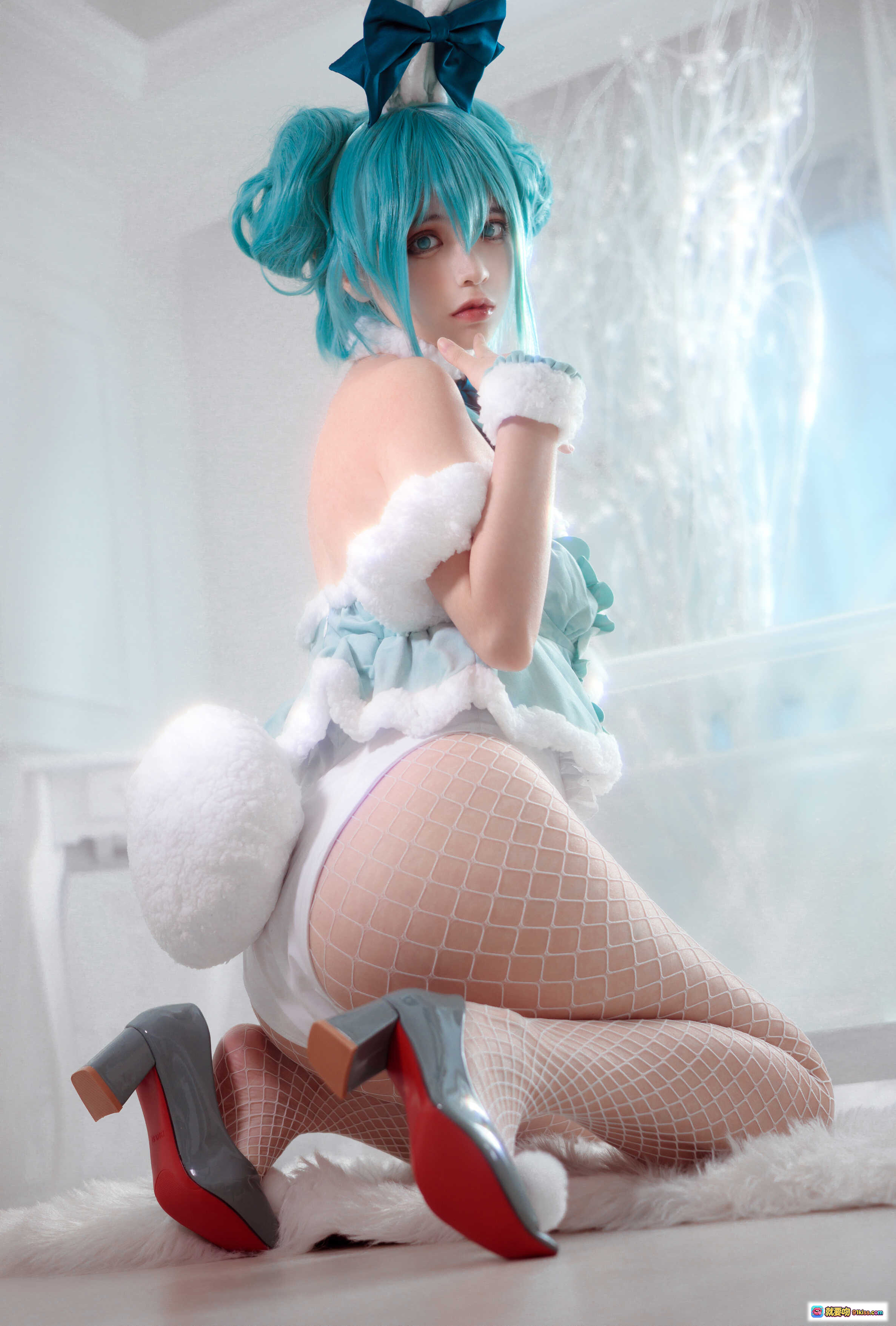 图片[1] - 疯猫ss NO.114 初音未来兔女郎cosplay 蓝发双马尾 白毛绒装饰 网袜高跟鞋 甜美性感写真集 - 就要吻