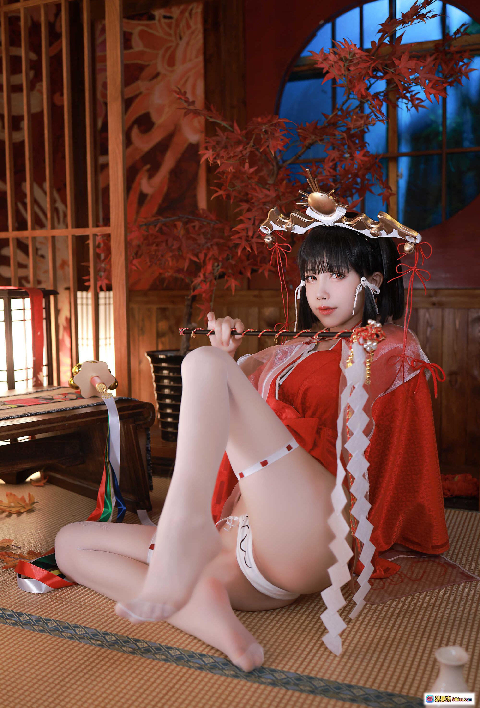 水淼NO.078黑兽辉夜巫女写真｜红衣和风Cosplay｜日式榻榻米场景｜白丝美腿｜精致头饰｜传统神社风格｜98P高清图集 - 就要吻