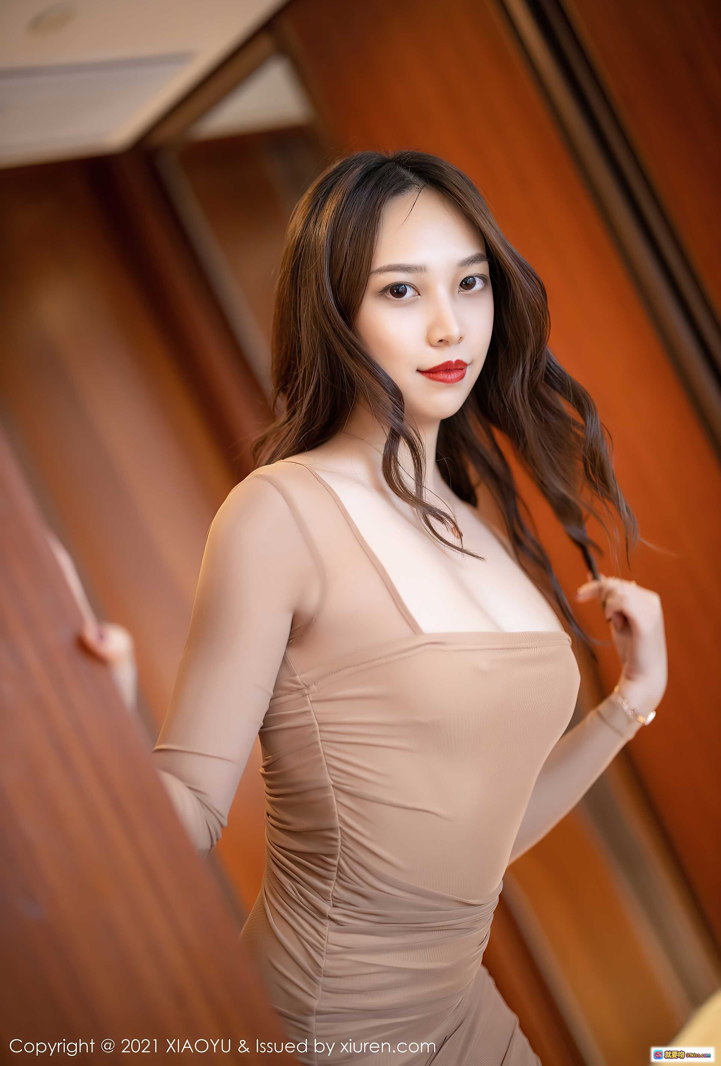 图片[8] - 郑颖姗Bev优雅坐姿美腿高跟鞋室内写真｜XIAOYU语画界2021.02.19 VOL.471性感修身连衣裙职场风大片 - 就要吻