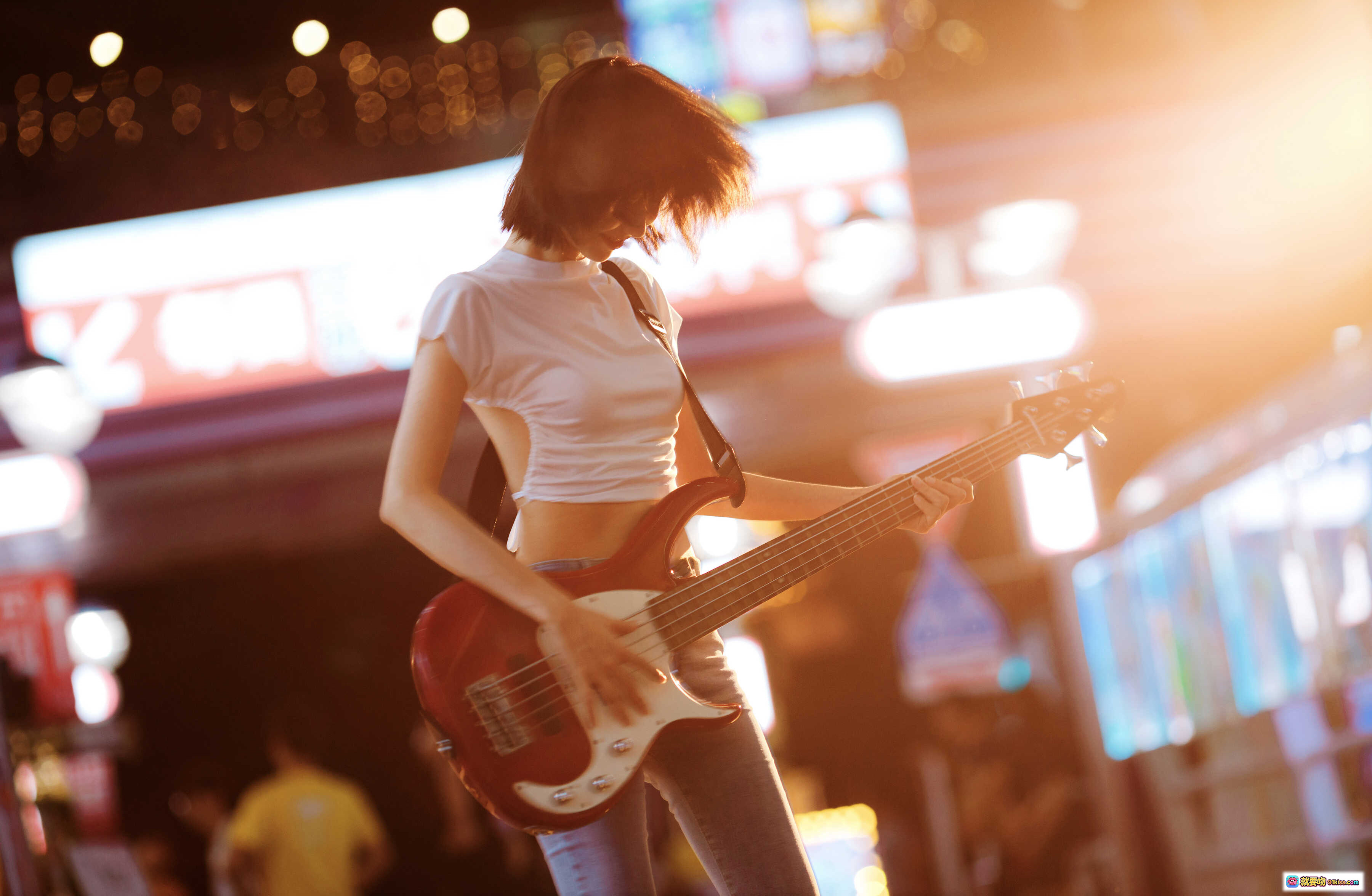 图片[1] - 贝斯妹妹街头演奏 | 木绵绵OwO NO.066 | 夜景灯光氛围感 | 白T短款上衣搭配牛仔裤 | 红色电贝斯特写 | 都市夜生活音乐人写真 - 就要吻