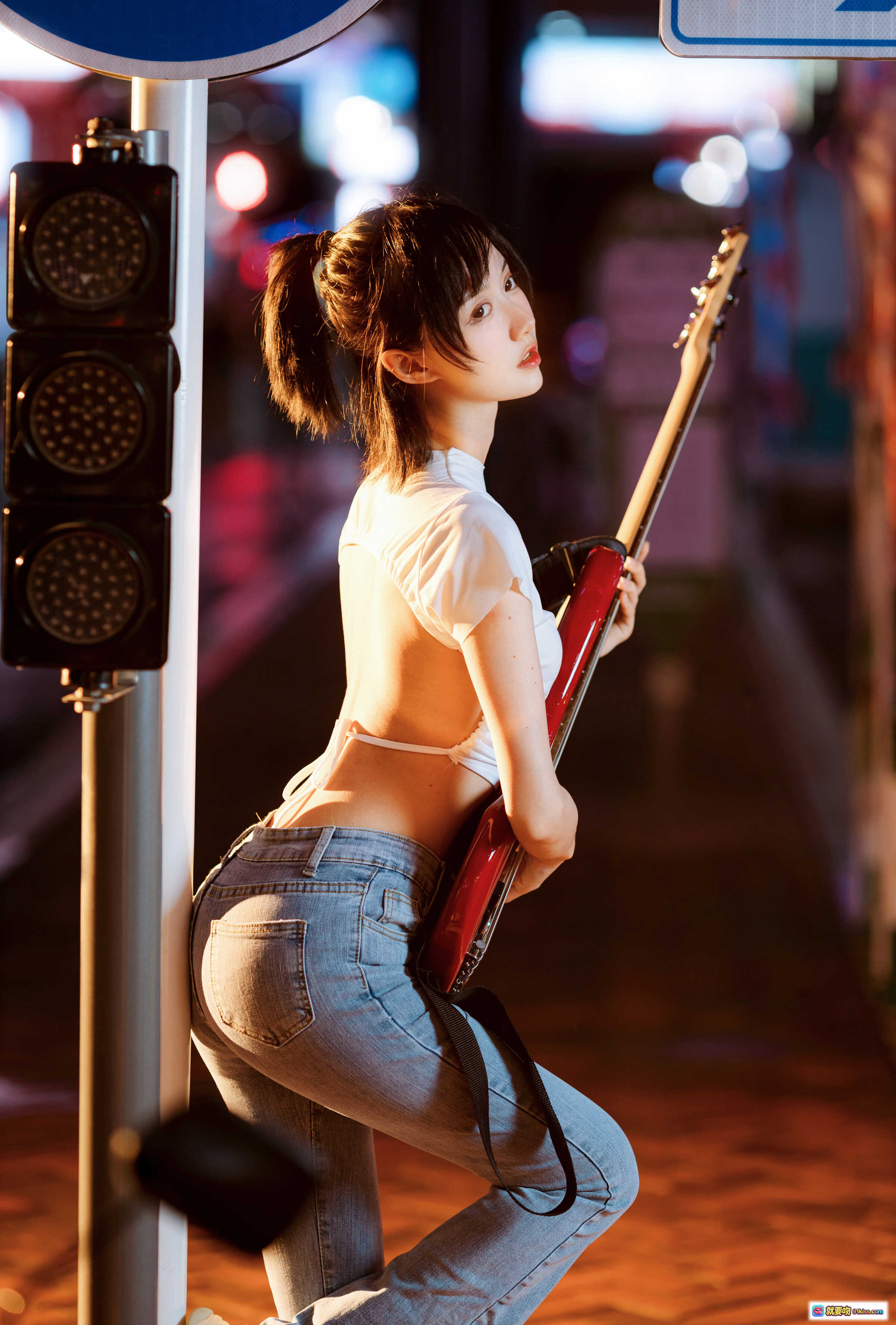 图片[2] - 贝斯妹妹街头演奏 | 木绵绵OwO NO.066 | 夜景灯光氛围感 | 白T短款上衣搭配牛仔裤 | 红色电贝斯特写 | 都市夜生活音乐人写真 - 就要吻