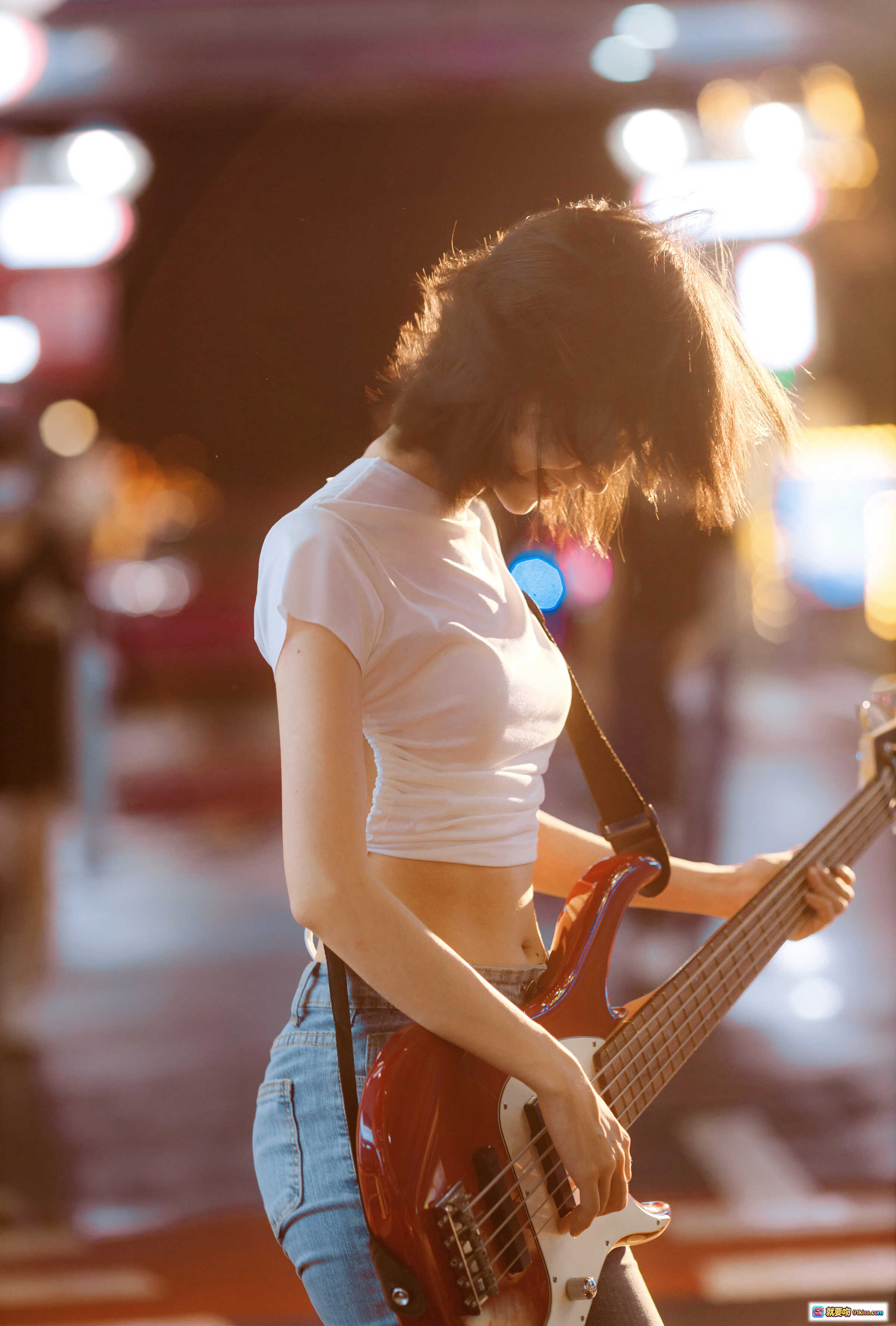 图片[5] - 贝斯妹妹街头演奏 | 木绵绵OwO NO.066 | 夜景灯光氛围感 | 白T短款上衣搭配牛仔裤 | 红色电贝斯特写 | 都市夜生活音乐人写真 - 就要吻