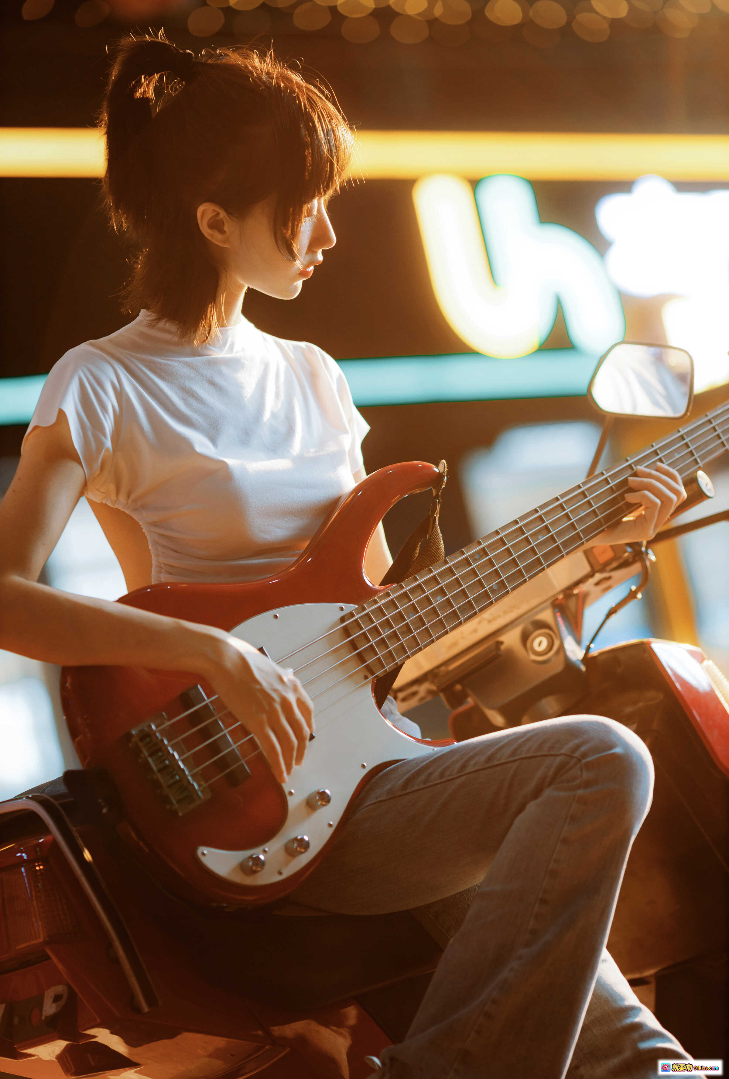 图片[7] - 贝斯妹妹街头演奏 | 木绵绵OwO NO.066 | 夜景灯光氛围感 | 白T短款上衣搭配牛仔裤 | 红色电贝斯特写 | 都市夜生活音乐人写真 - 就要吻