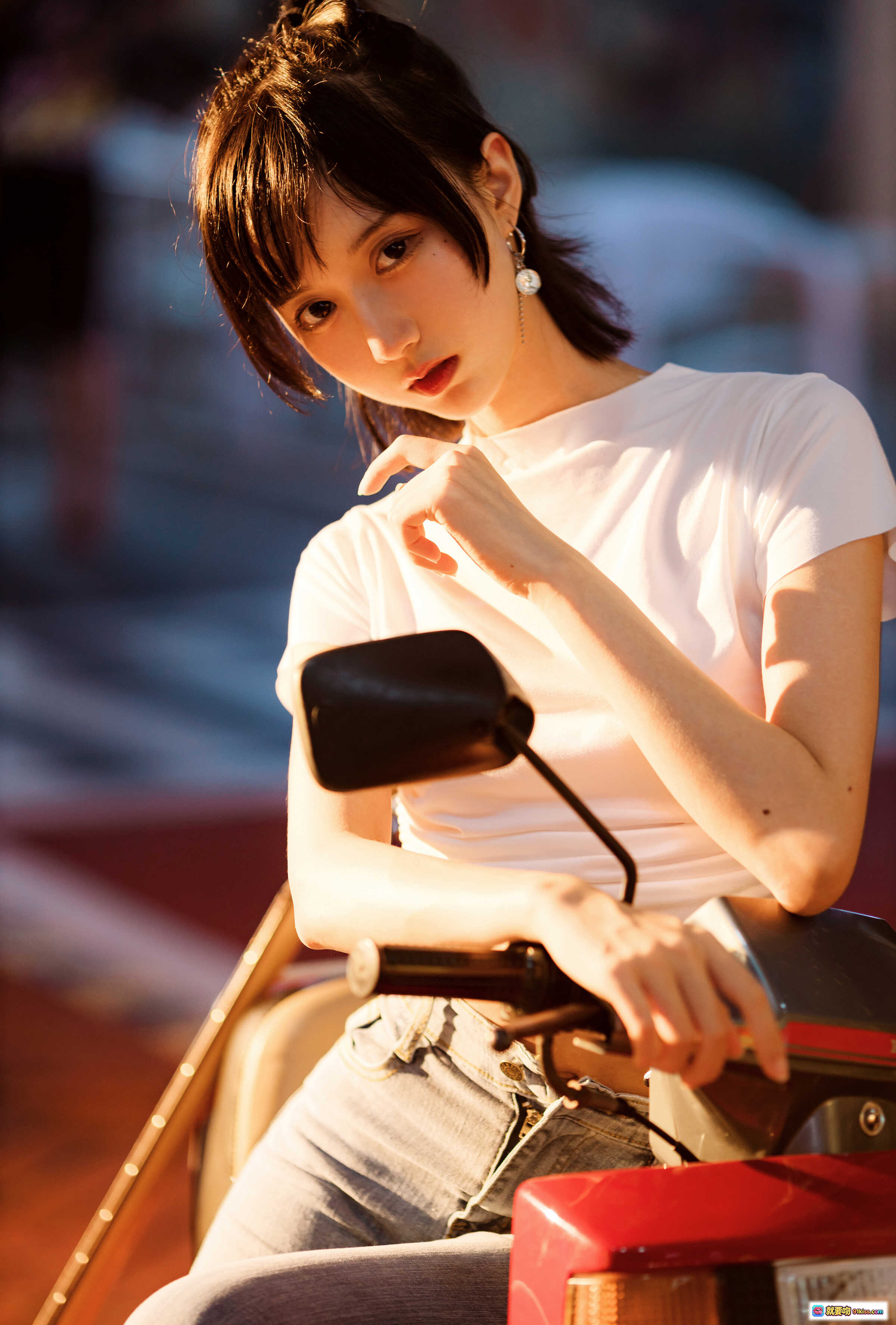 图片[4] - 贝斯妹妹街头演奏 | 木绵绵OwO NO.066 | 夜景灯光氛围感 | 白T短款上衣搭配牛仔裤 | 红色电贝斯特写 | 都市夜生活音乐人写真 - 就要吻