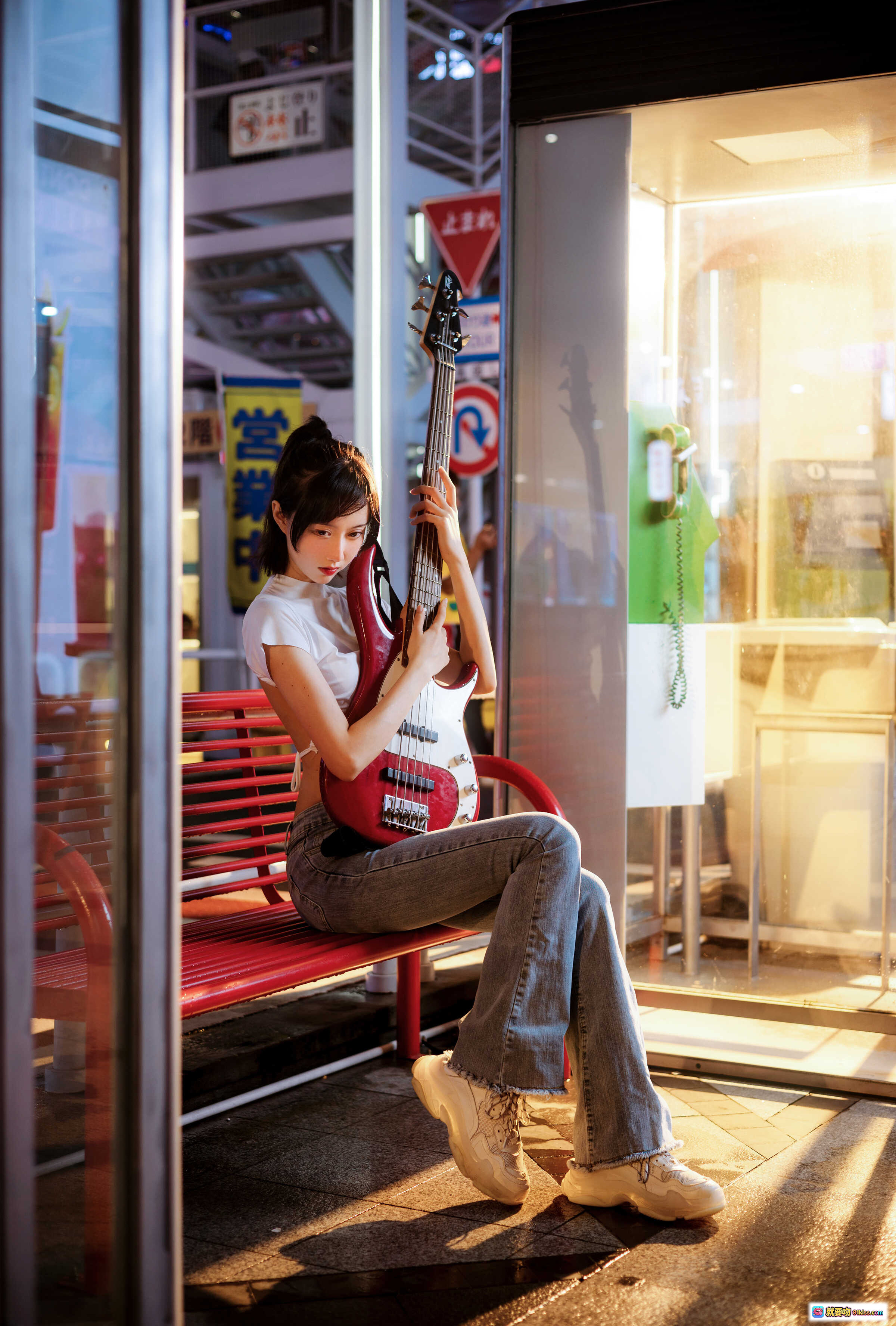 图片[3] - 贝斯妹妹街头演奏 | 木绵绵OwO NO.066 | 夜景灯光氛围感 | 白T短款上衣搭配牛仔裤 | 红色电贝斯特写 | 都市夜生活音乐人写真 - 就要吻