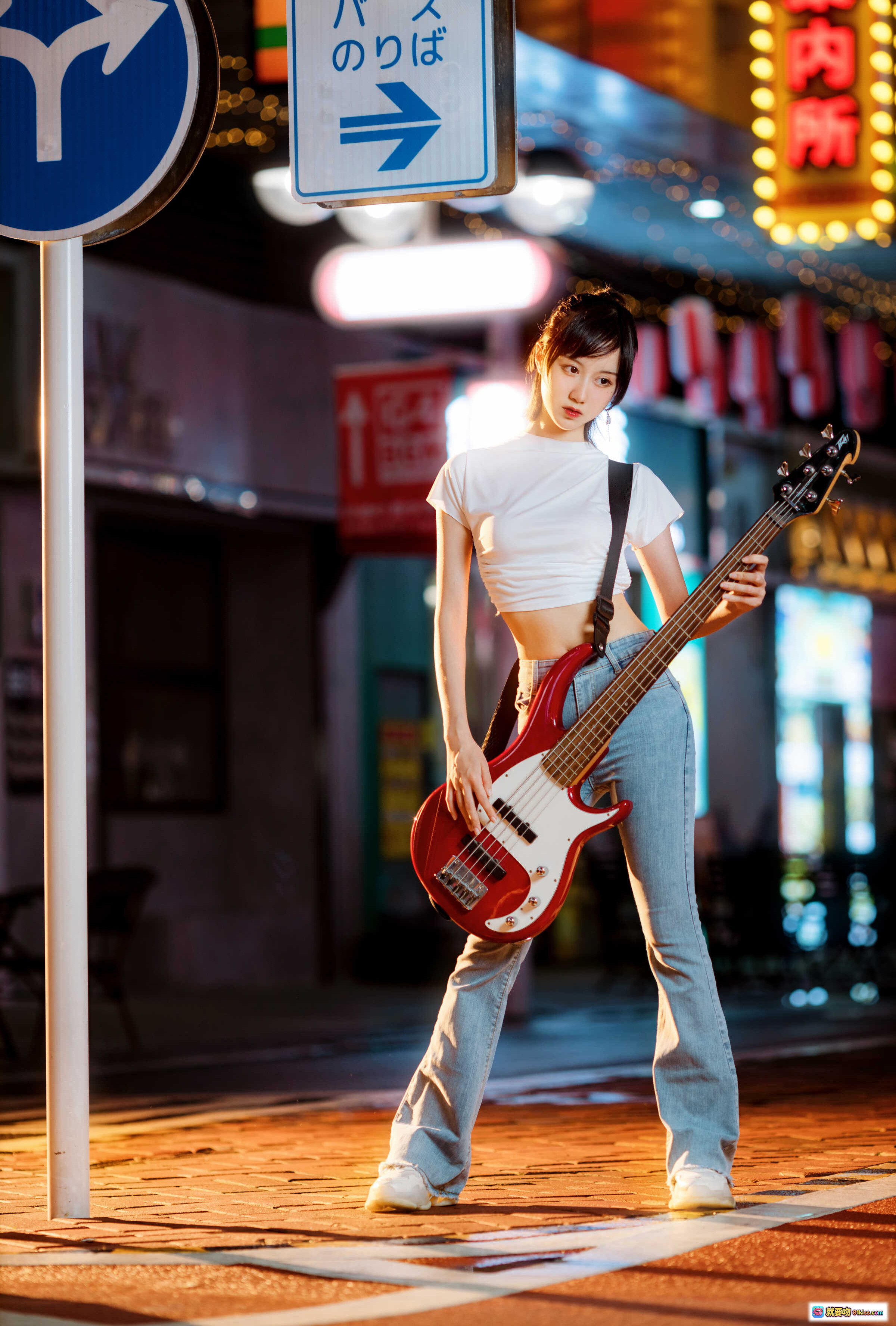 图片[9] - 贝斯妹妹街头演奏 | 木绵绵OwO NO.066 | 夜景灯光氛围感 | 白T短款上衣搭配牛仔裤 | 红色电贝斯特写 | 都市夜生活音乐人写真 - 就要吻