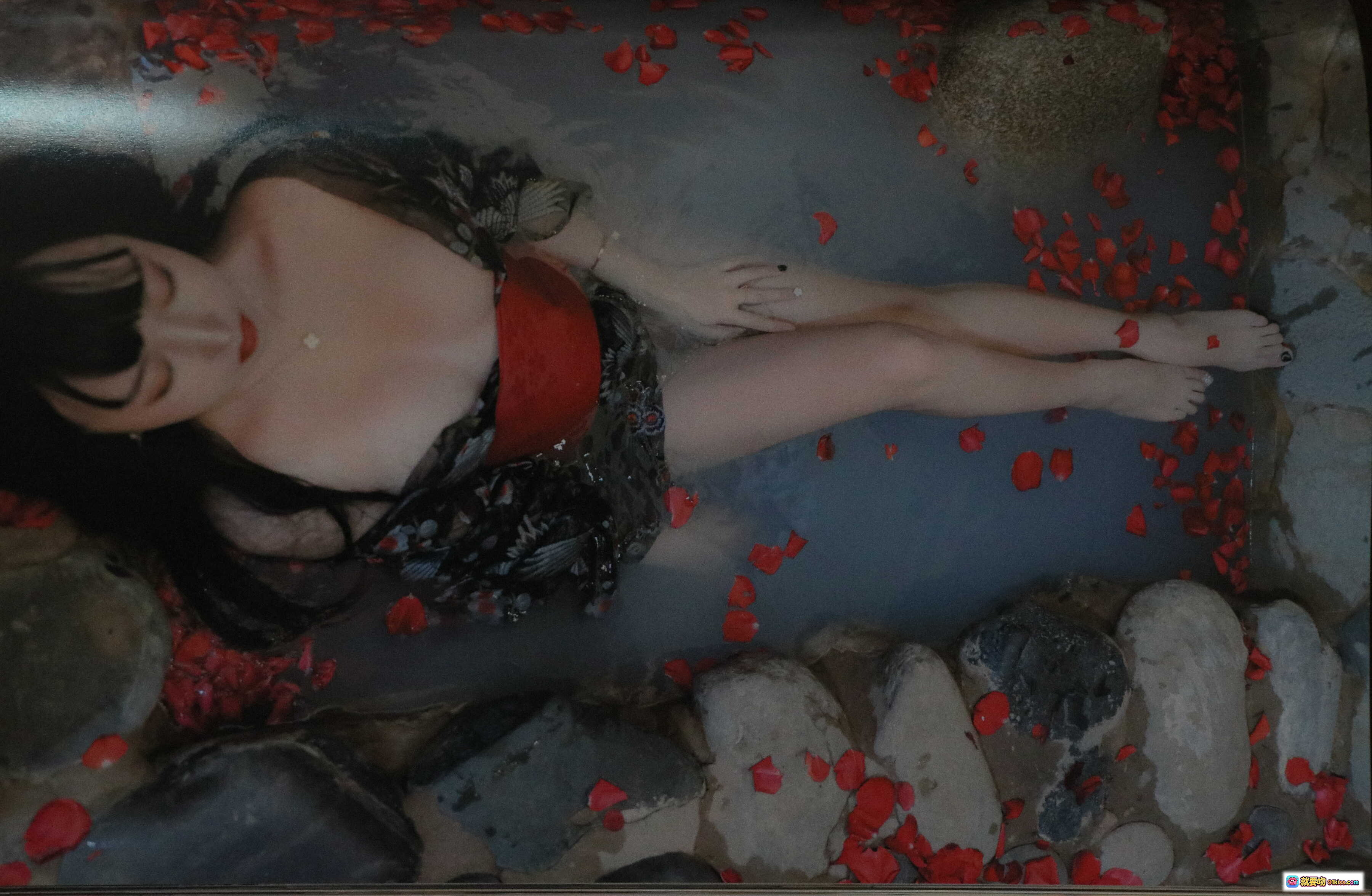 图片[5] - 过期米线线喵083米线温泉本扫描版写真集 82P739M 长发少女彩色连体衣侧坐姿态优雅性感私房摄影 - 就要吻