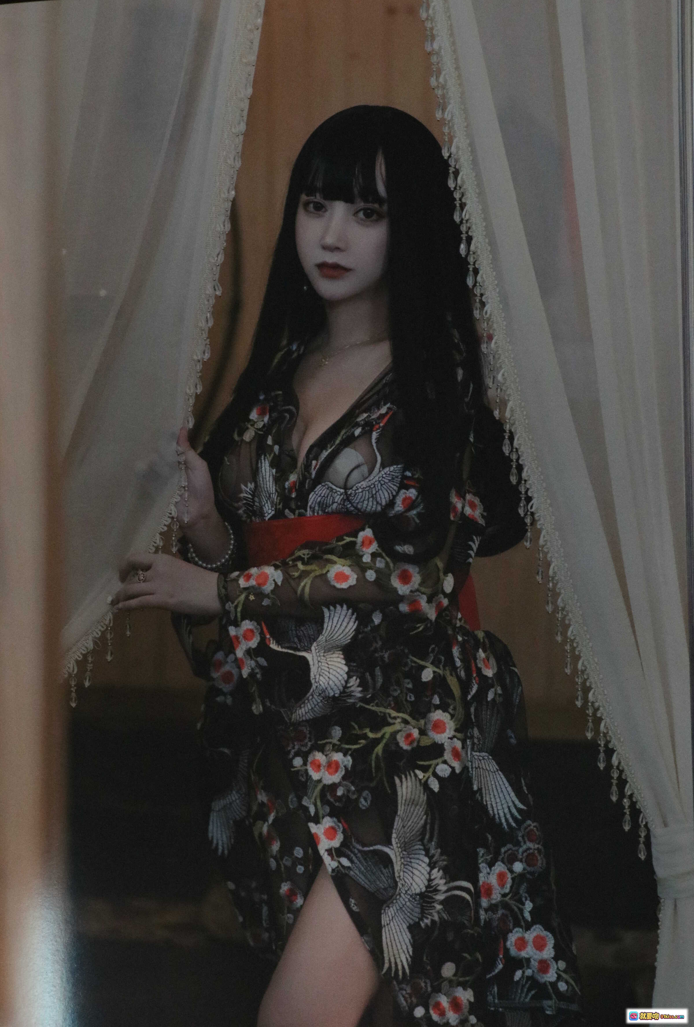 图片[3] - 过期米线线喵083米线温泉本扫描版写真集 82P739M 长发少女彩色连体衣侧坐姿态优雅性感私房摄影 - 就要吻