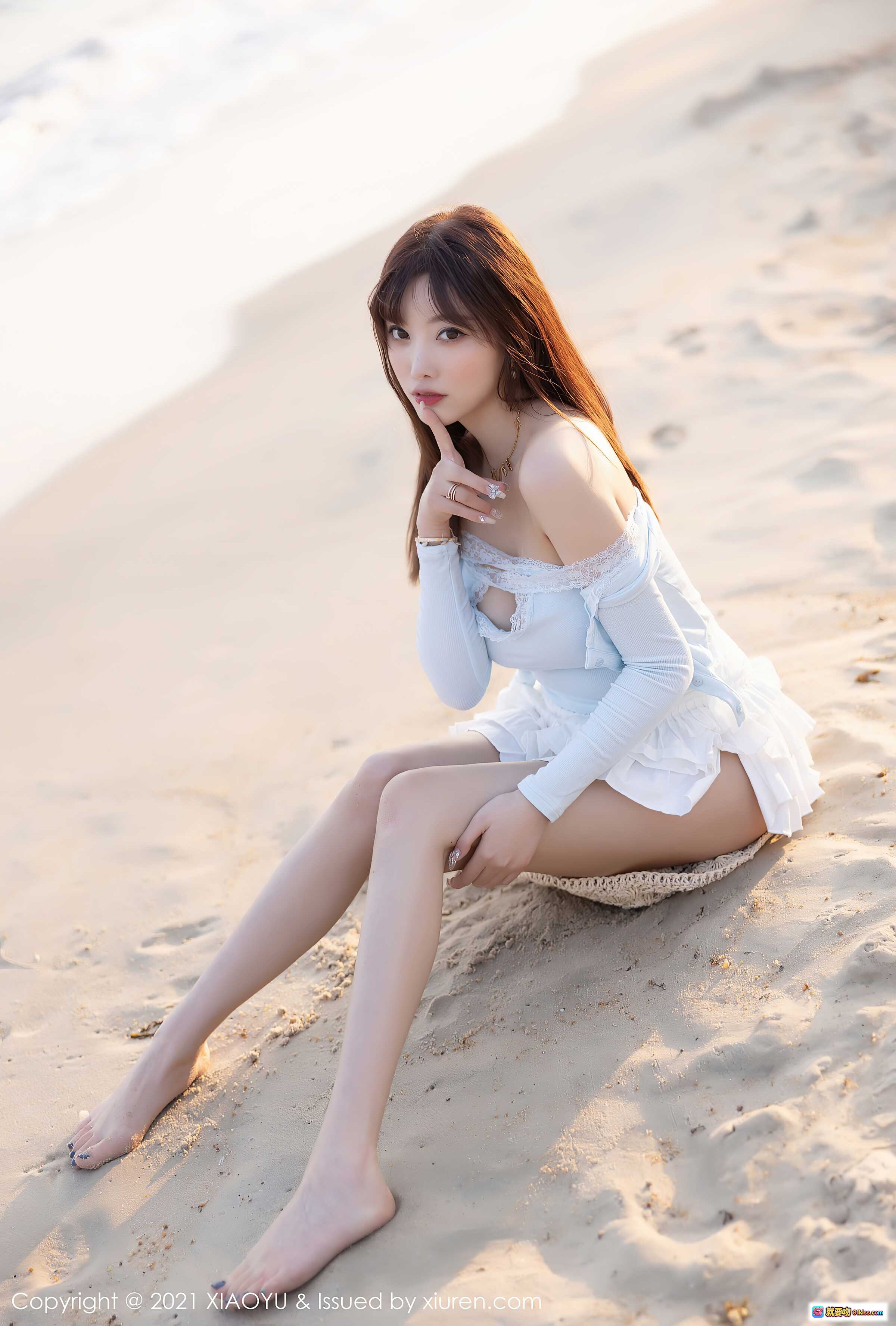 图片[4] - 杨晨晨Yome泳池边白色蕾丝裙+草帽写真，清新甜美夏日风，高跟凉鞋显瘦长腿，XIAOYU画语界2021 Vol.562 - 就要吻