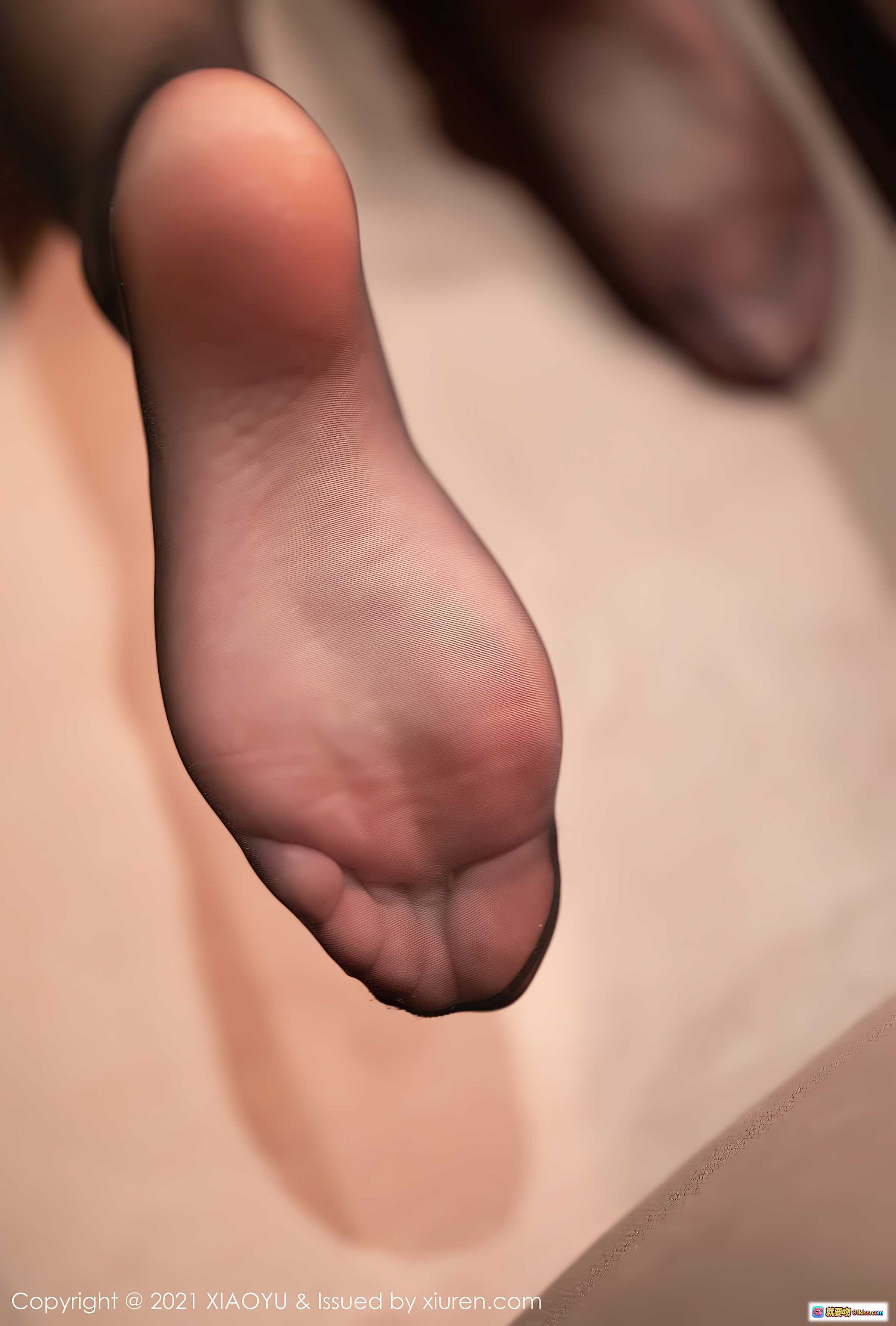 图片[3] - 郑颖姗Bev优雅黑裙写真 | 木纹背景性感造型 | XIAOYU Vol.580高清图集 - 就要吻