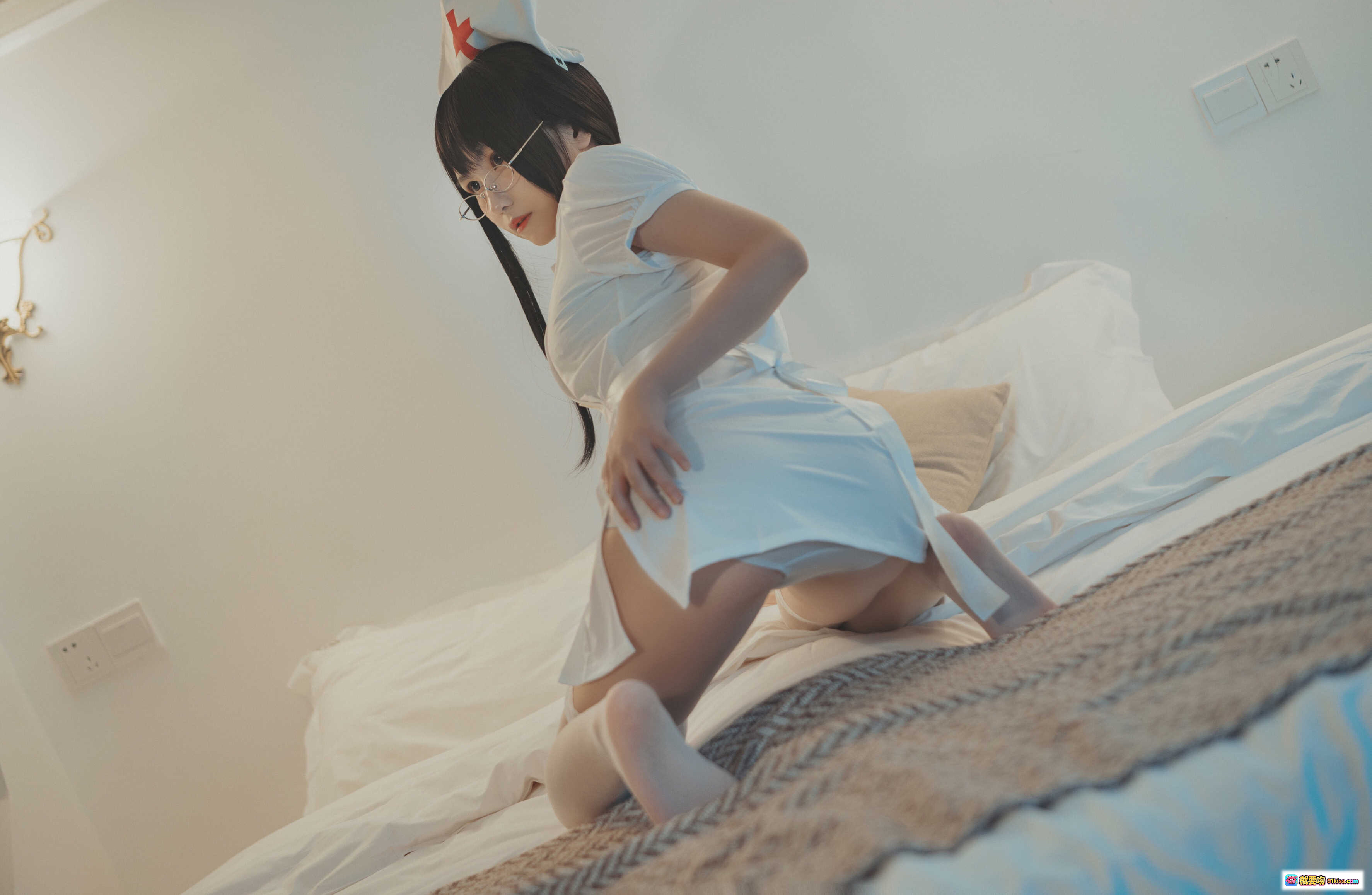 图片[2] - 逐月SU小护士写真NO.040｜兔耳发饰裸背性感私房照｜室内柔和光影氛围感美图 - 就要吻