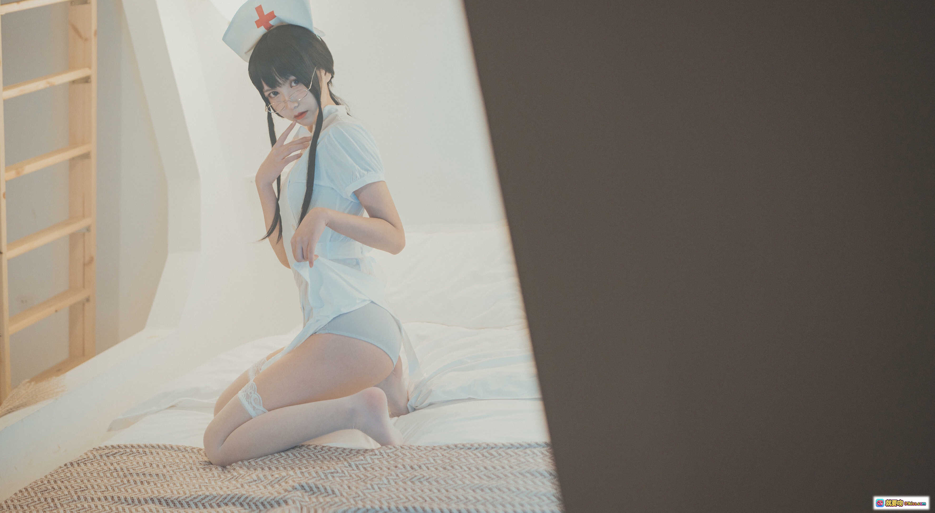 图片[5] - 逐月SU小护士写真NO.040｜兔耳发饰裸背性感私房照｜室内柔和光影氛围感美图 - 就要吻