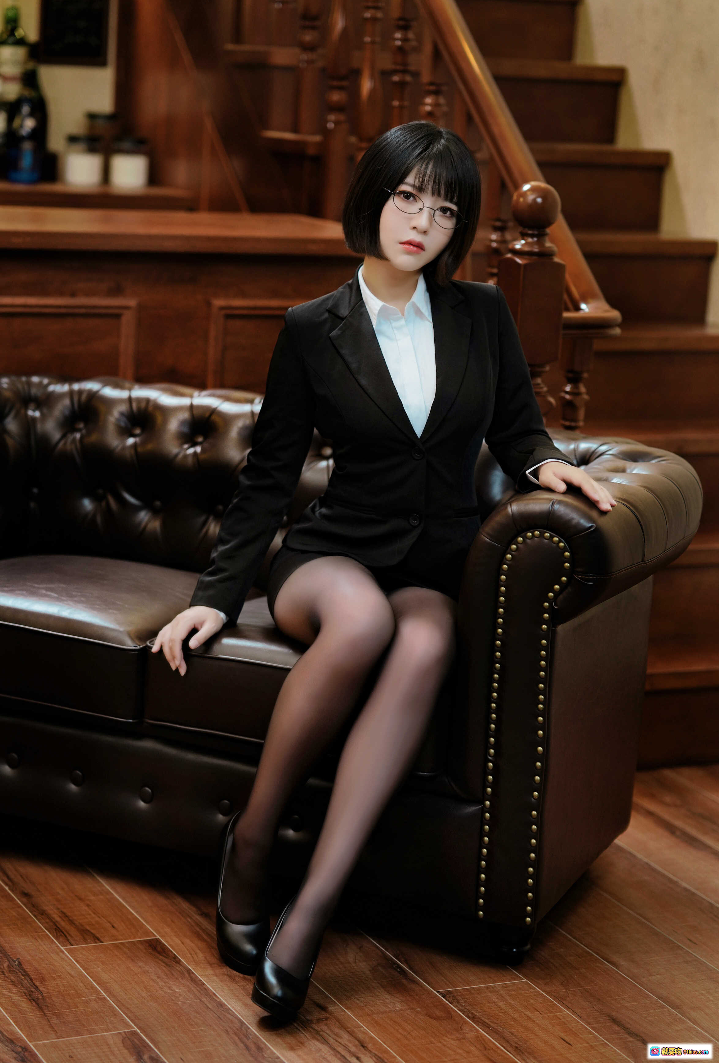 图片[8] - 半半子NO.047 OL様写真集｜黒スーツ×白シャツ×黒ハイヒール×ストッキング｜高級ソファで魅せる大人のオフィスレディ - 就要吻