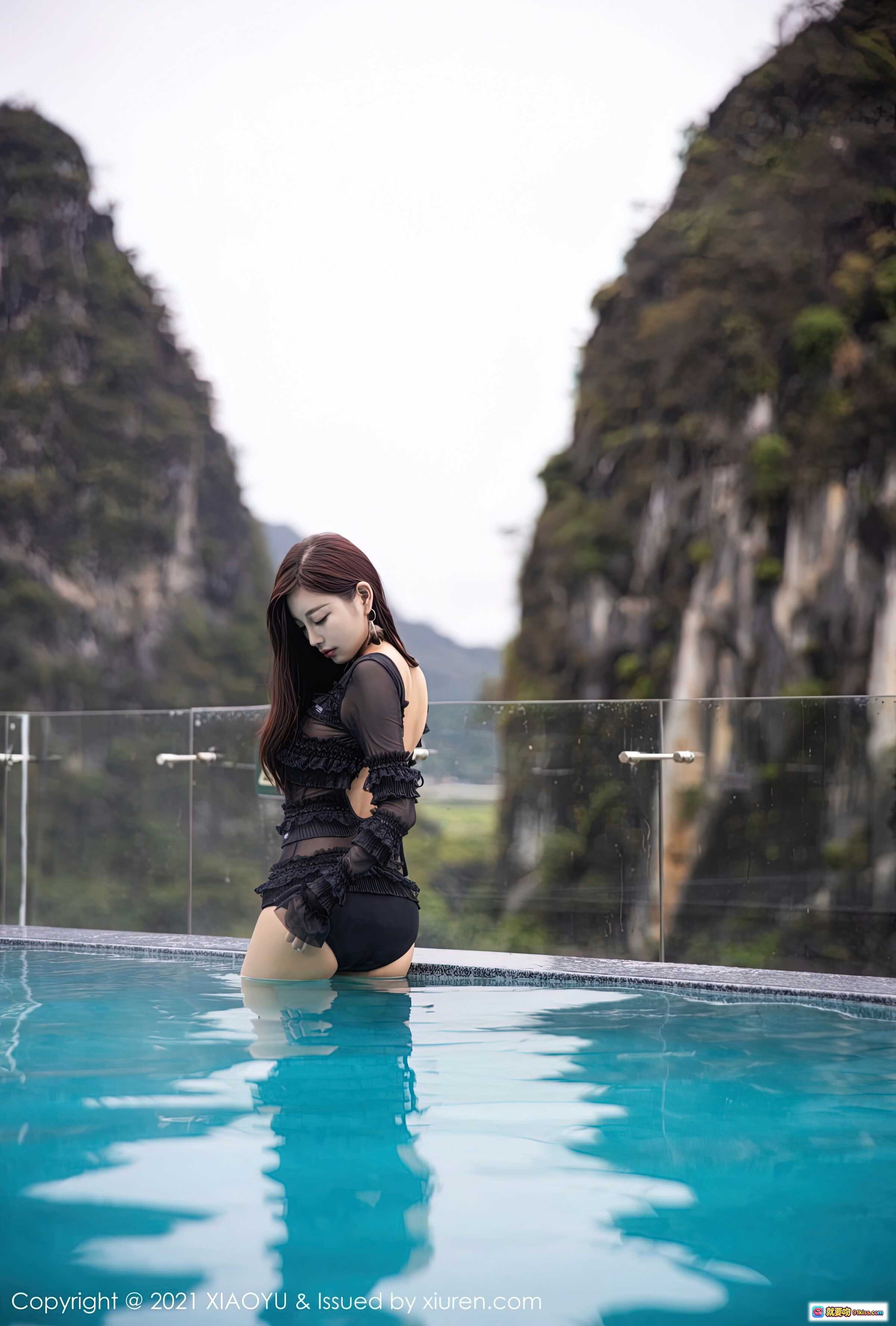 图片[1] - 杨晨晨Sugar泳池写真｜黑色蕾丝比基尼｜喀斯特山景 backdrop｜XIAOYU Vol.514 2021.04.23 - 就要吻