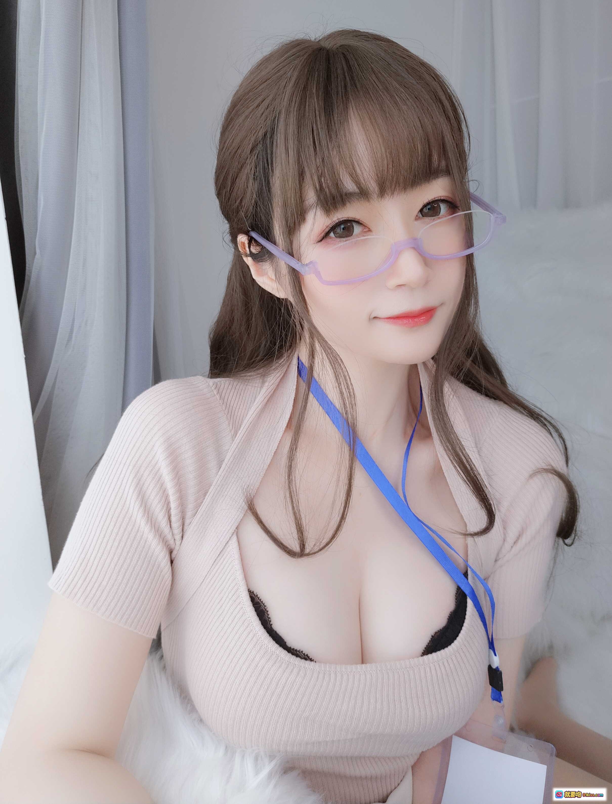 图片[8] - 白银81 NO.064 私人医生写真集｜温柔长发眼镜少女｜浅粉针织上衣｜蓝色工牌挂绳｜居家柔光氛围感美图 - 就要吻