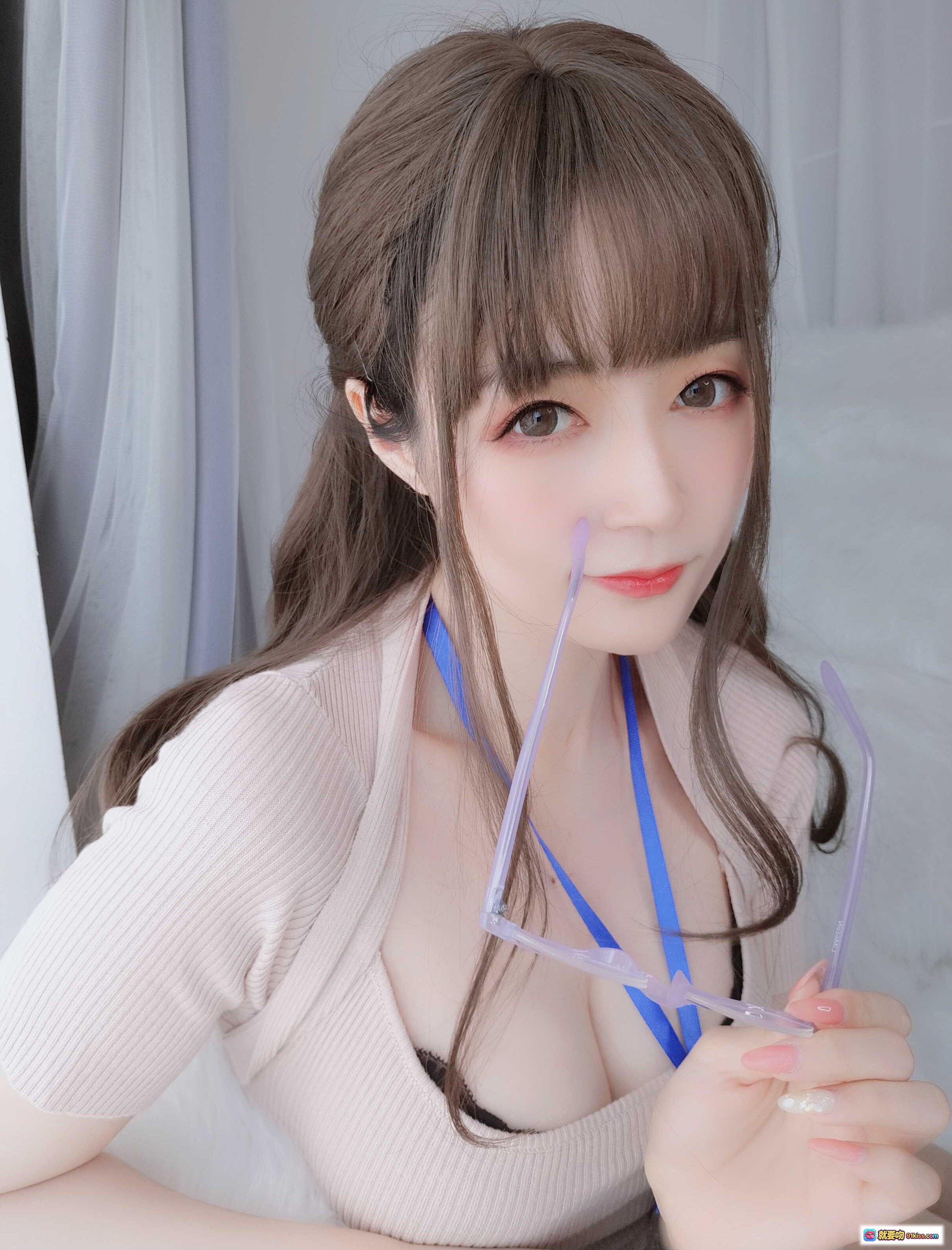 图片[6] - 白银81 NO.064 私人医生写真集｜温柔长发眼镜少女｜浅粉针织上衣｜蓝色工牌挂绳｜居家柔光氛围感美图 - 就要吻