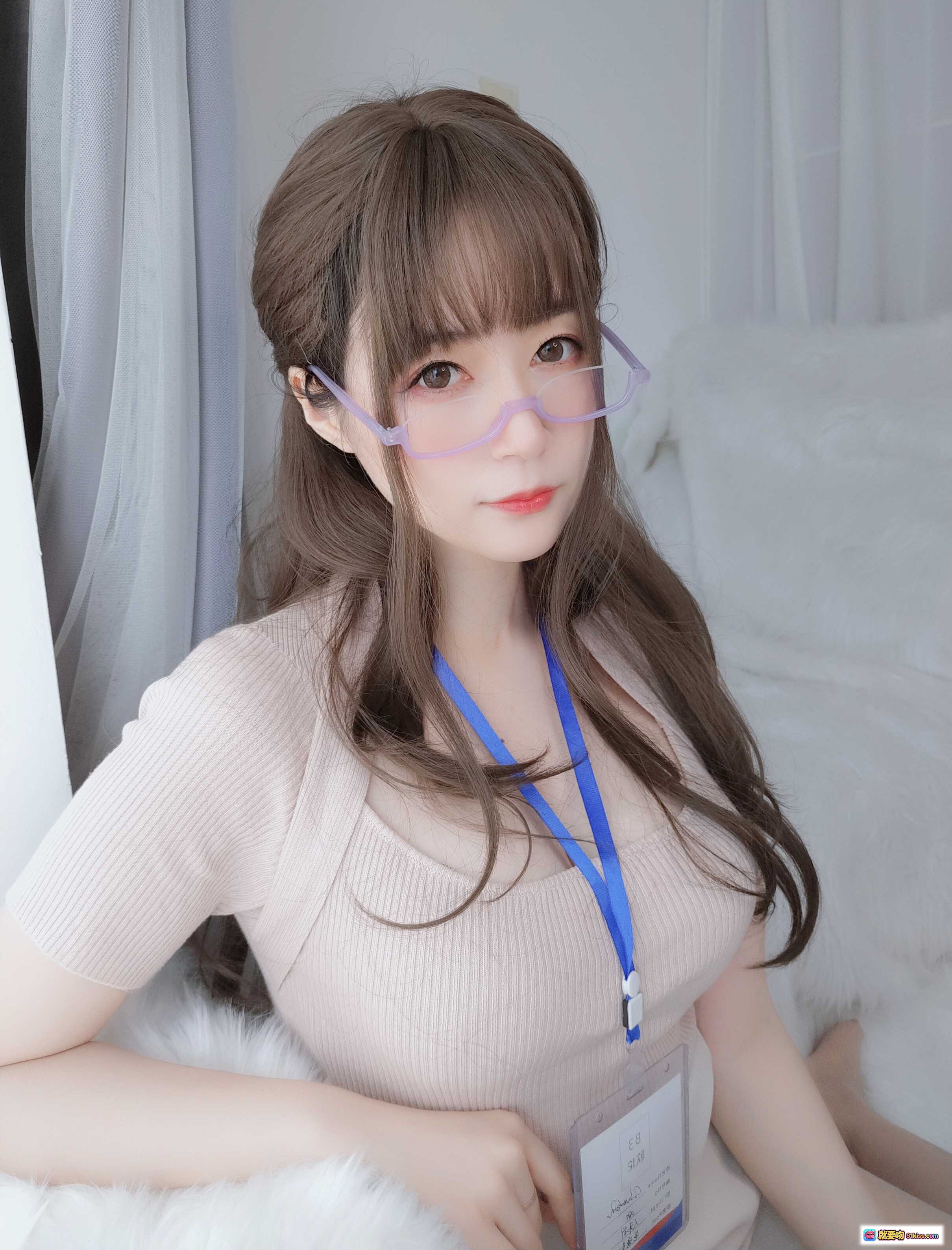 白银81 NO.064 私人医生写真集｜温柔长发眼镜少女｜浅粉针织上衣｜蓝色工牌挂绳｜居家柔光氛围感美图 - 就要吻