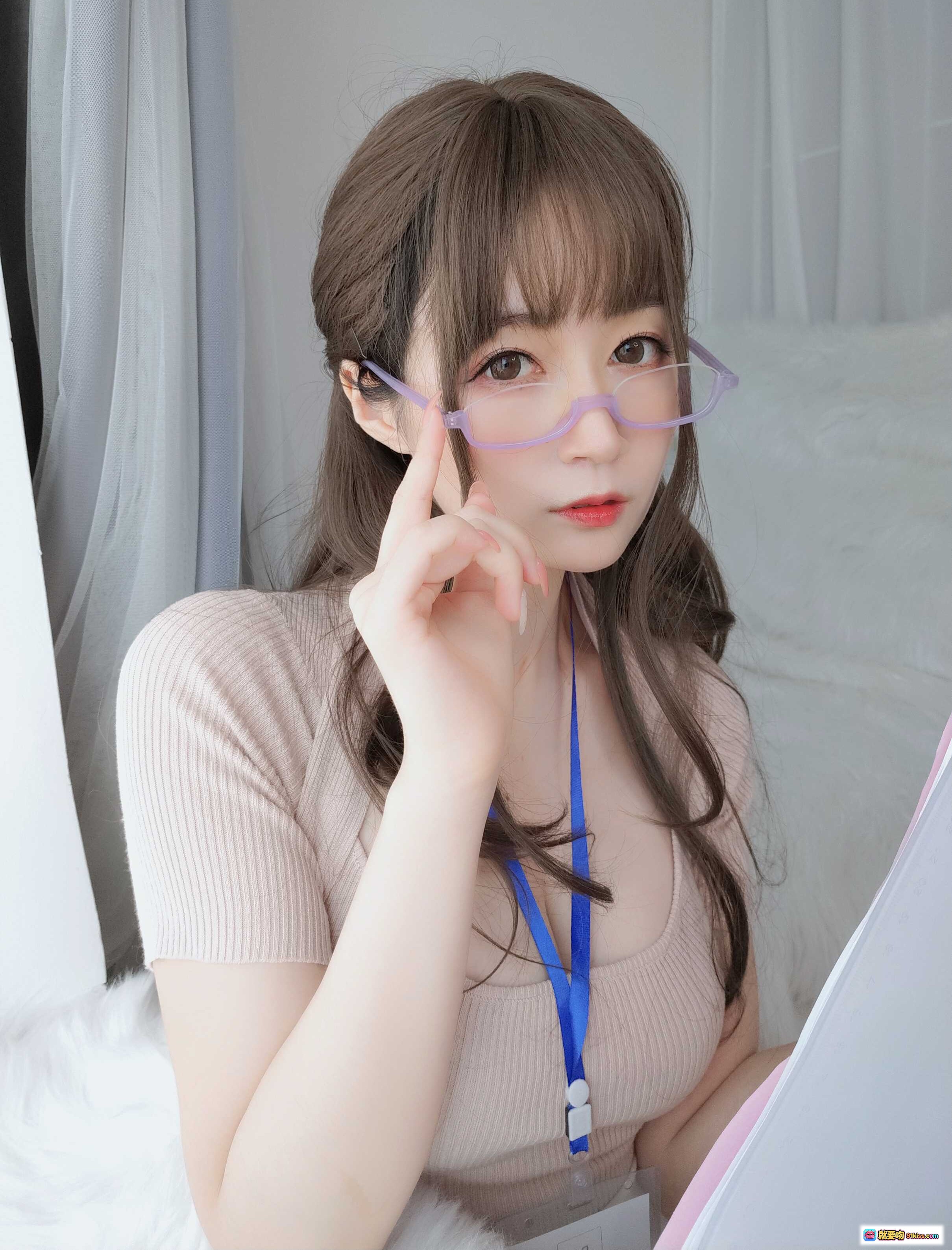 图片[4] - 白银81 NO.064 私人医生写真集｜温柔长发眼镜少女｜浅粉针织上衣｜蓝色工牌挂绳｜居家柔光氛围感美图 - 就要吻