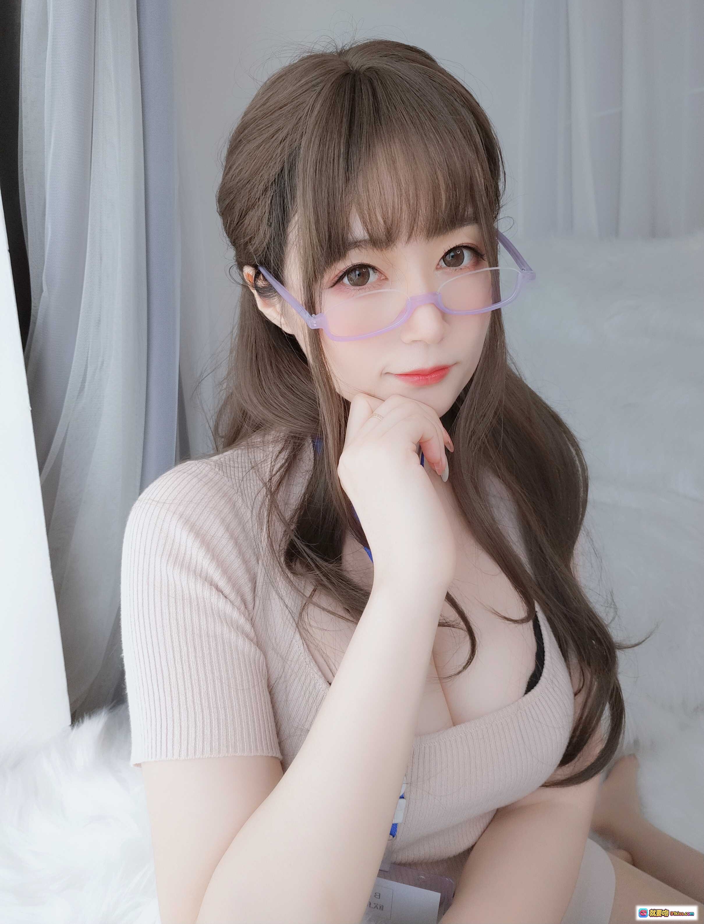 图片[9] - 白银81 NO.064 私人医生写真集｜温柔长发眼镜少女｜浅粉针织上衣｜蓝色工牌挂绳｜居家柔光氛围感美图 - 就要吻