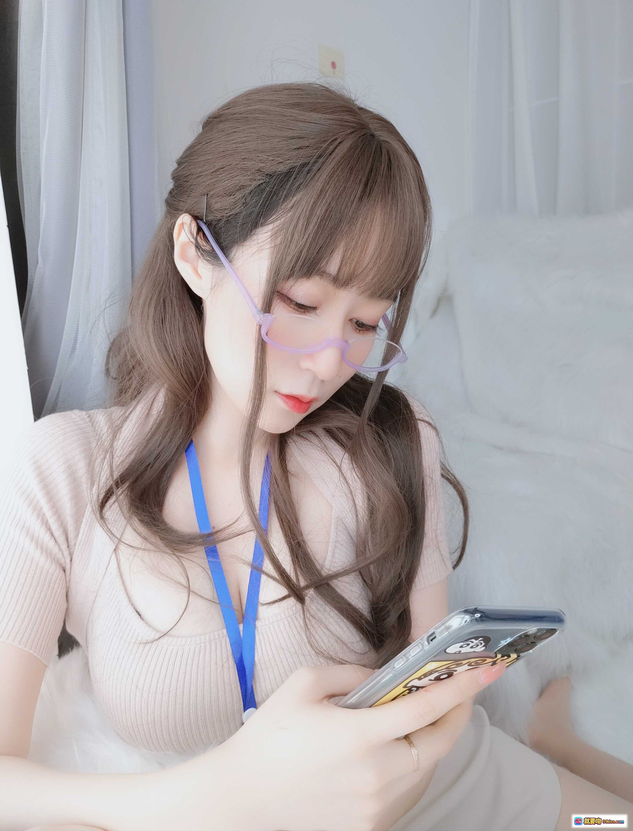 图片[7] - 白银81 NO.064 私人医生写真集｜温柔长发眼镜少女｜浅粉针织上衣｜蓝色工牌挂绳｜居家柔光氛围感美图 - 就要吻