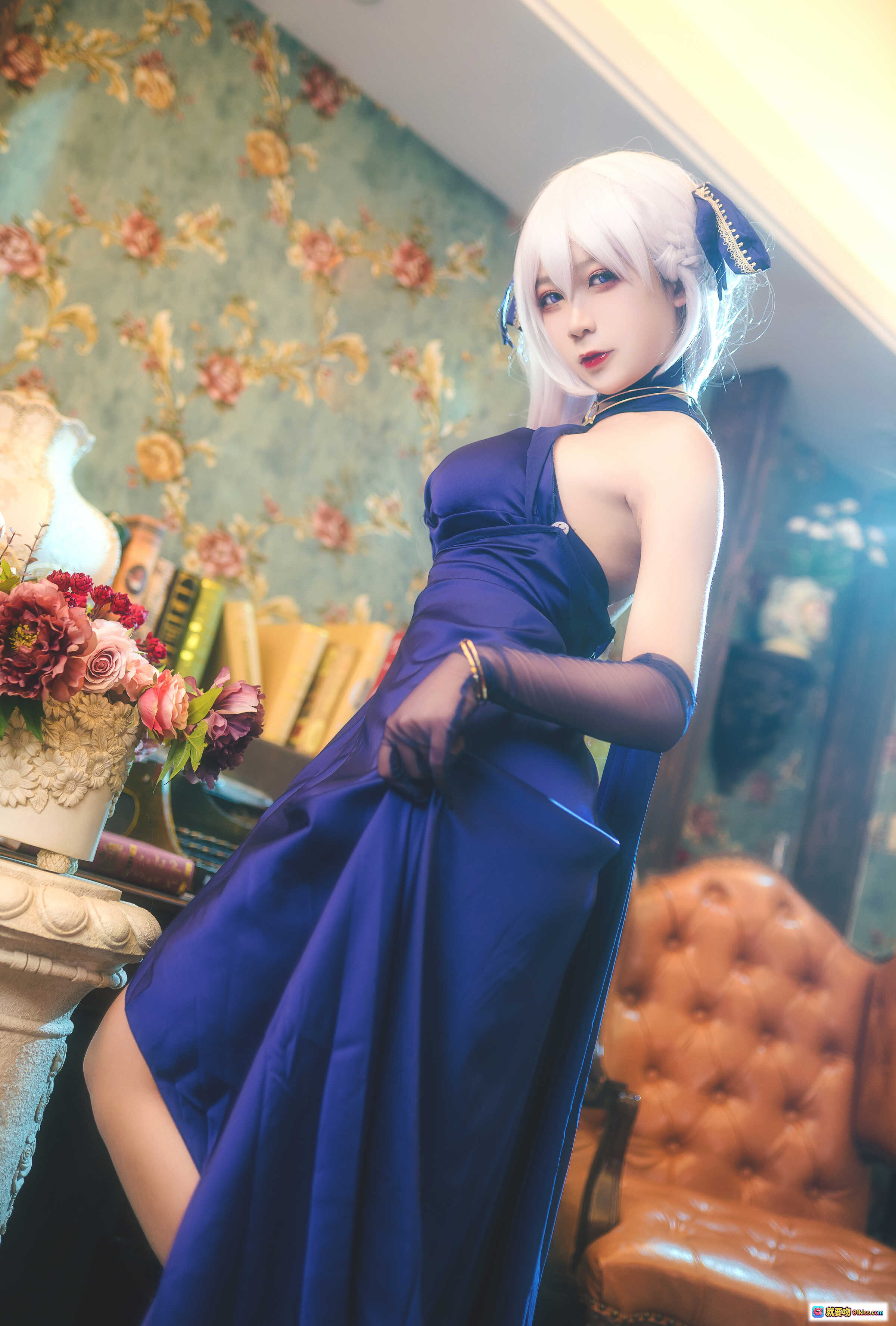 图片[2] - 樱落酱NO.007贝法礼服Cosplay｜银发蓝裙优雅造型｜夜景窗边写真｜精致妆容+蕾丝手套+金色配饰 - 就要吻