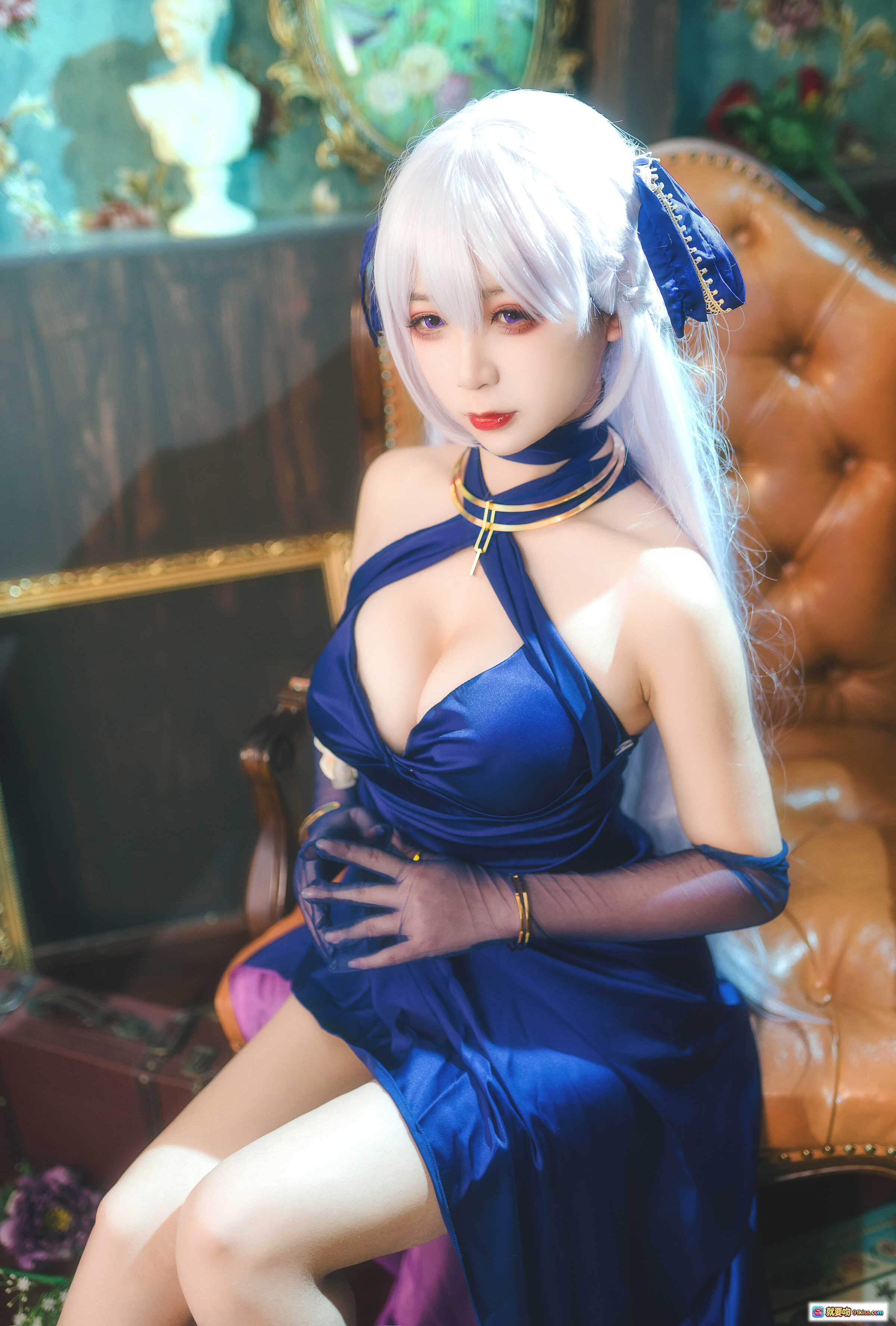 图片[8] - 樱落酱NO.007贝法礼服Cosplay｜银发蓝裙优雅造型｜夜景窗边写真｜精致妆容+蕾丝手套+金色配饰 - 就要吻