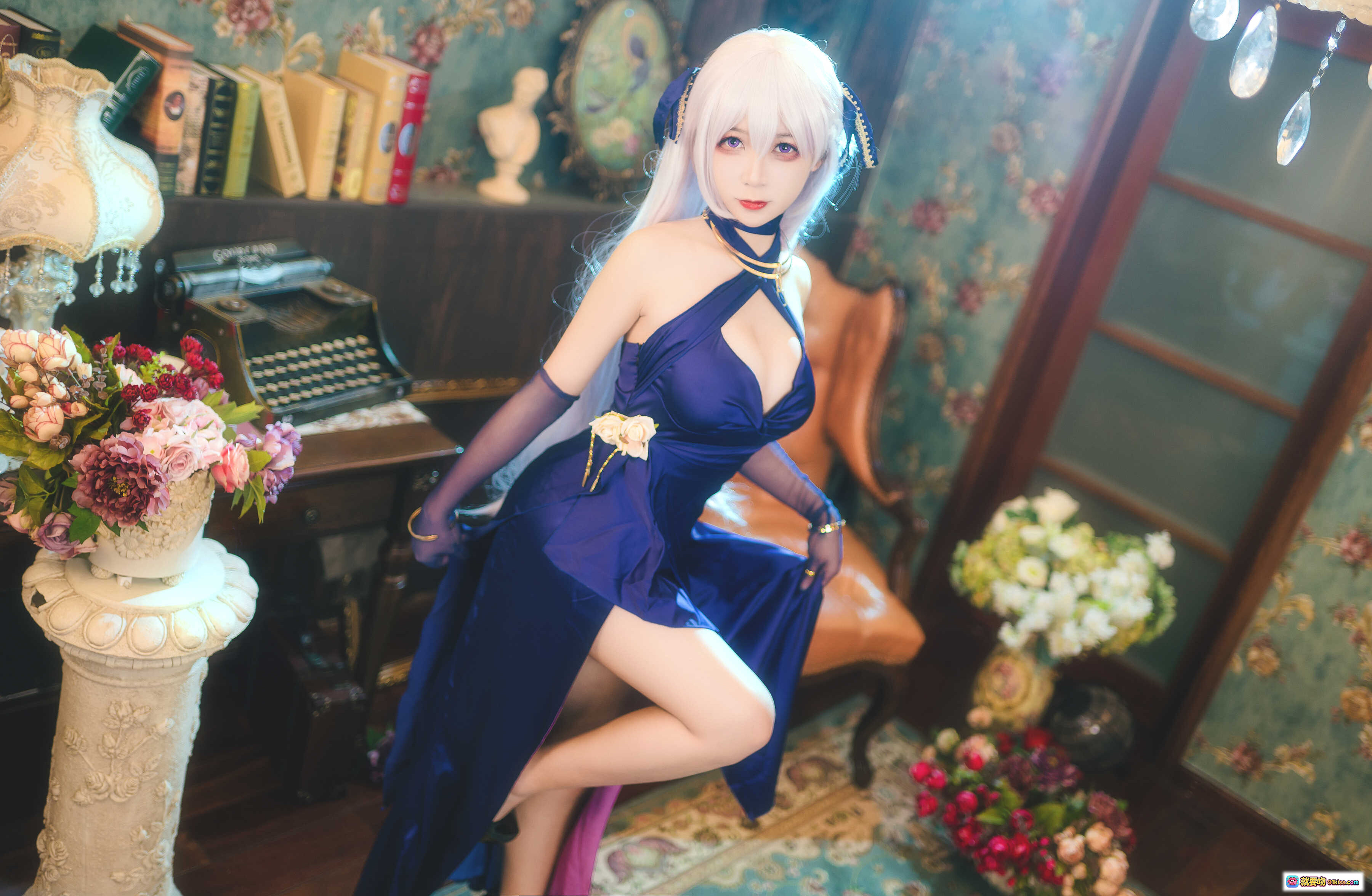 图片[7] - 樱落酱NO.007贝法礼服Cosplay｜银发蓝裙优雅造型｜夜景窗边写真｜精致妆容+蕾丝手套+金色配饰 - 就要吻