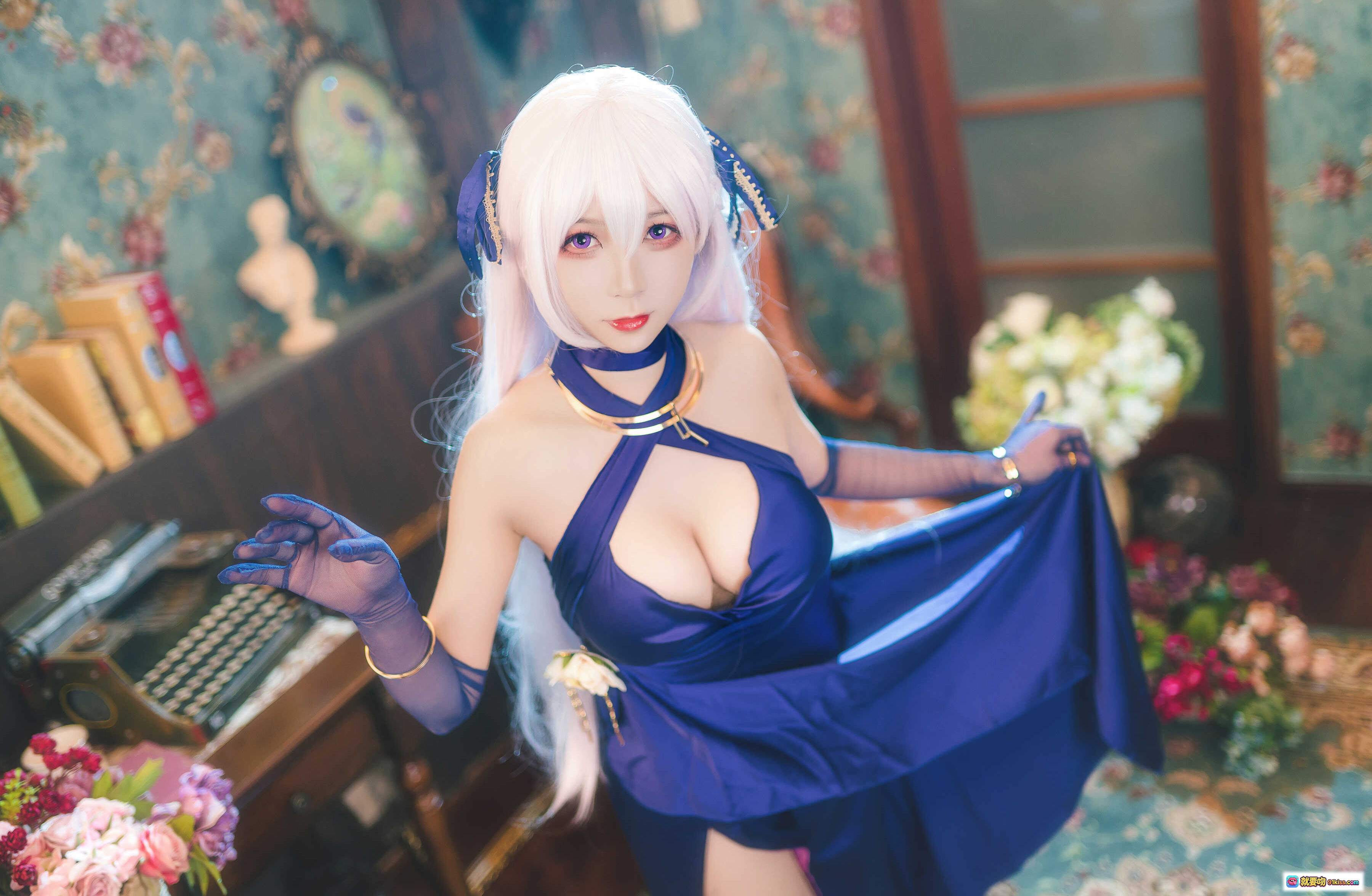 图片[10] - 樱落酱NO.007贝法礼服Cosplay｜银发蓝裙优雅造型｜夜景窗边写真｜精致妆容+蕾丝手套+金色配饰 - 就要吻