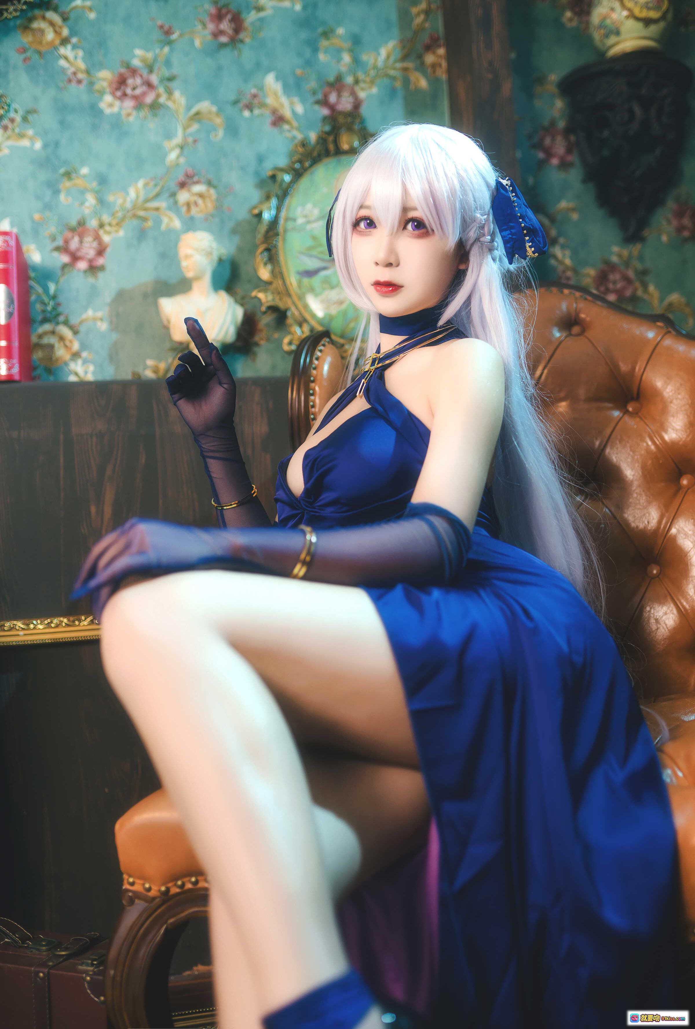 图片[3] - 樱落酱NO.007贝法礼服Cosplay｜银发蓝裙优雅造型｜夜景窗边写真｜精致妆容+蕾丝手套+金色配饰 - 就要吻
