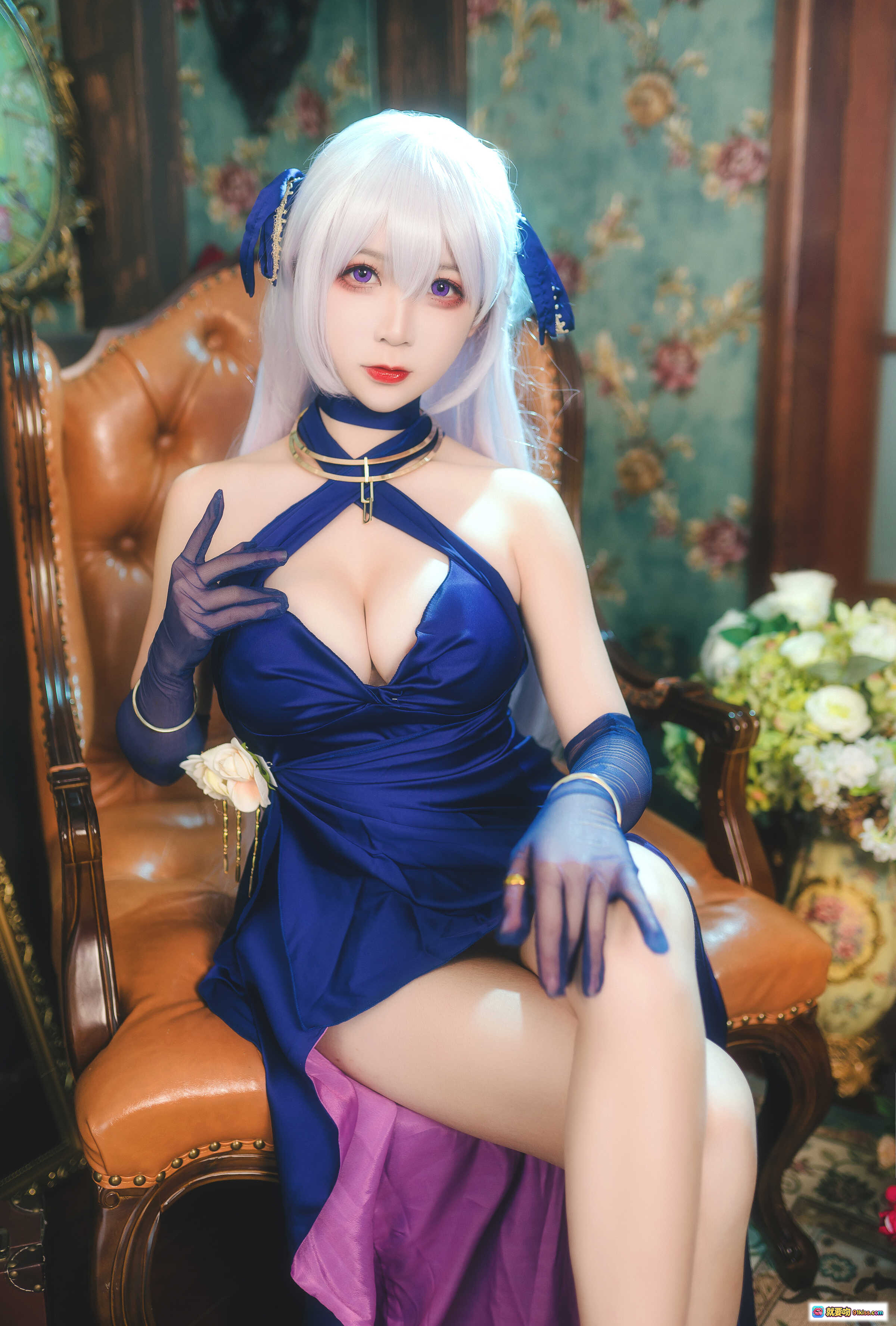 图片[4] - 樱落酱NO.007贝法礼服Cosplay｜银发蓝裙优雅造型｜夜景窗边写真｜精致妆容+蕾丝手套+金色配饰 - 就要吻