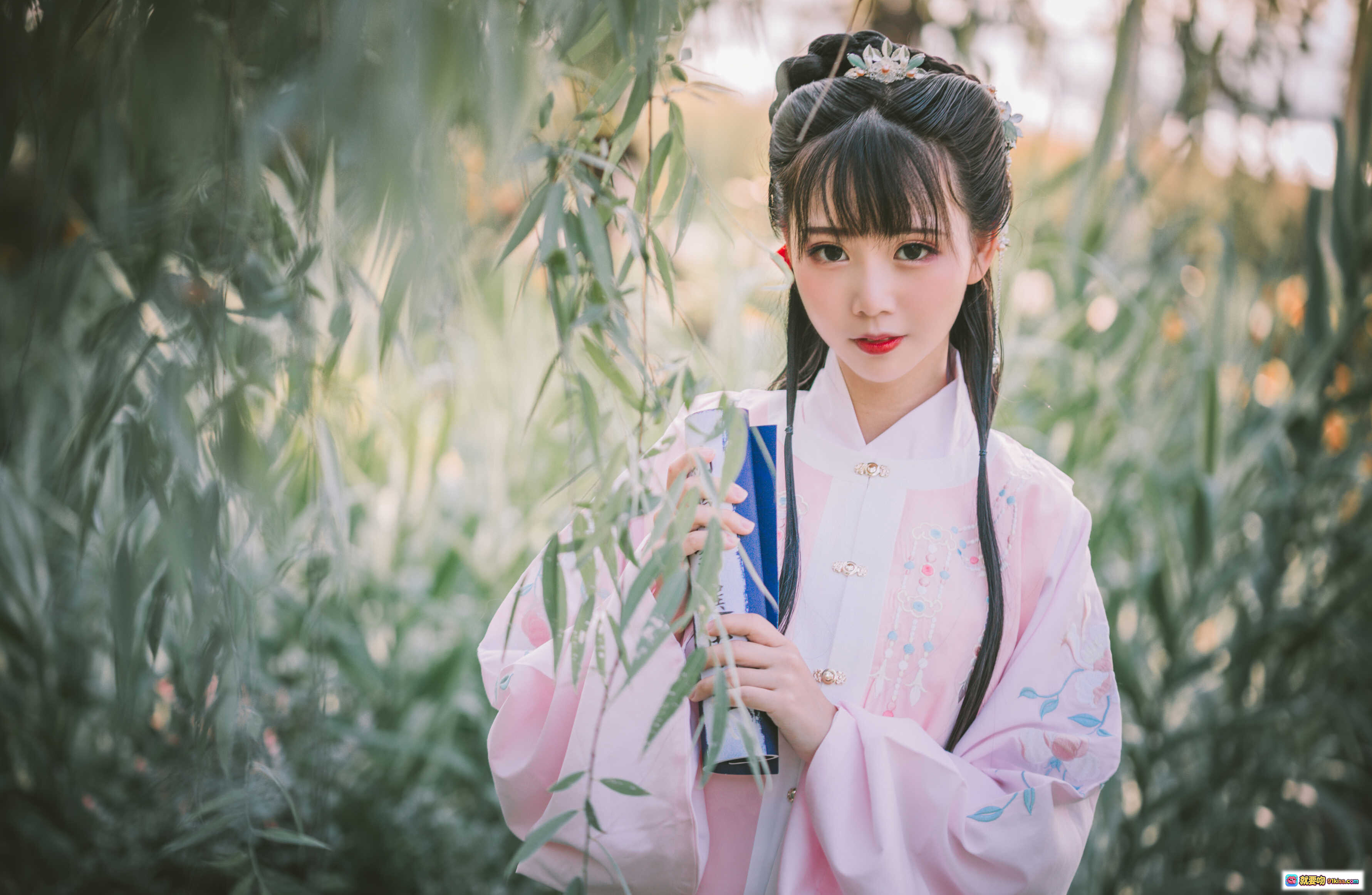面饼仙儿NO.107明治汉服写真·古风少女柳林持卷·粉色刺绣汉服·古典发饰·自然光人像摄影 - 就要吻