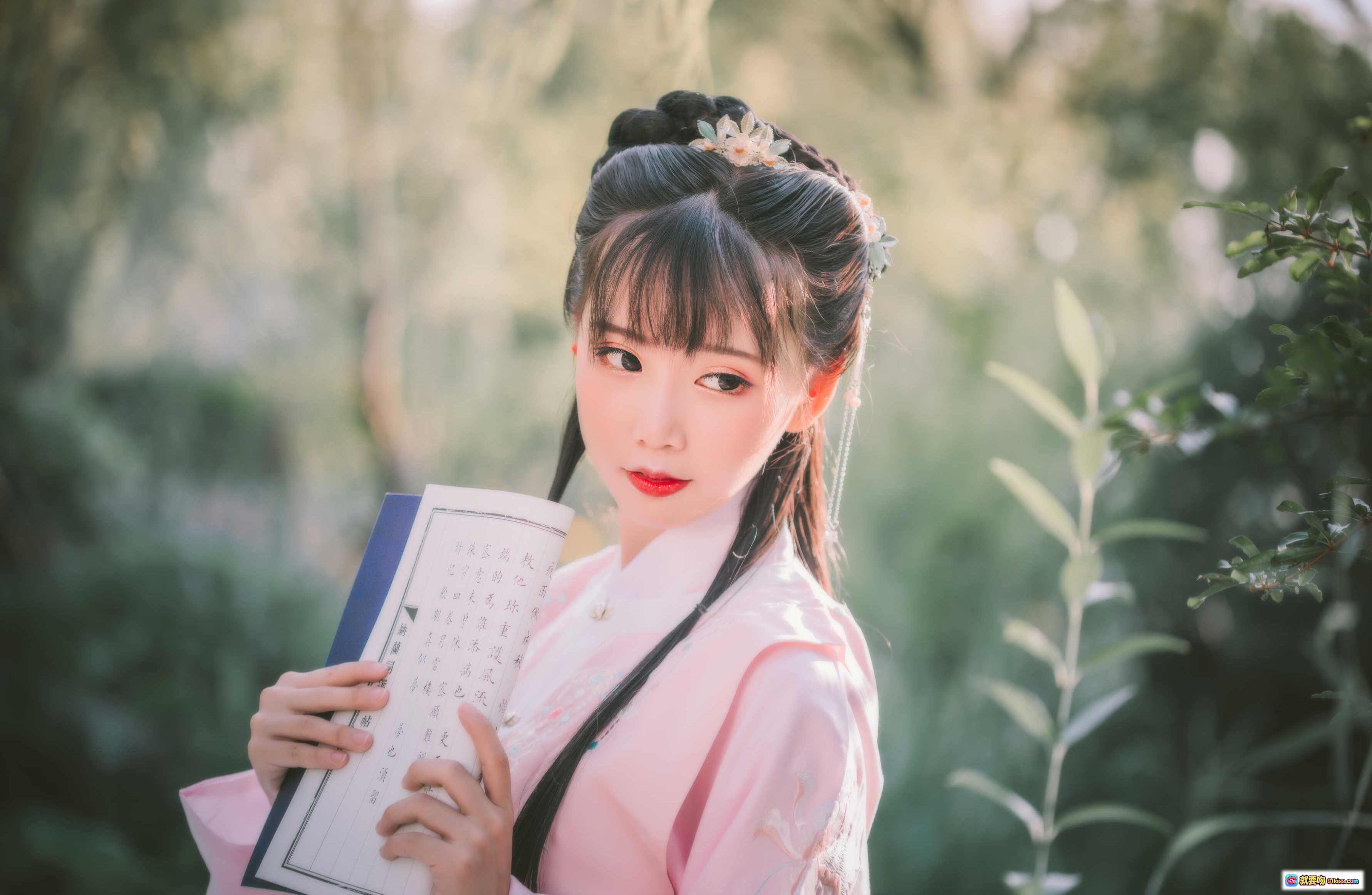 图片[8] - 面饼仙儿NO.107明治汉服写真·古风少女柳林持卷·粉色刺绣汉服·古典发饰·自然光人像摄影 - 就要吻