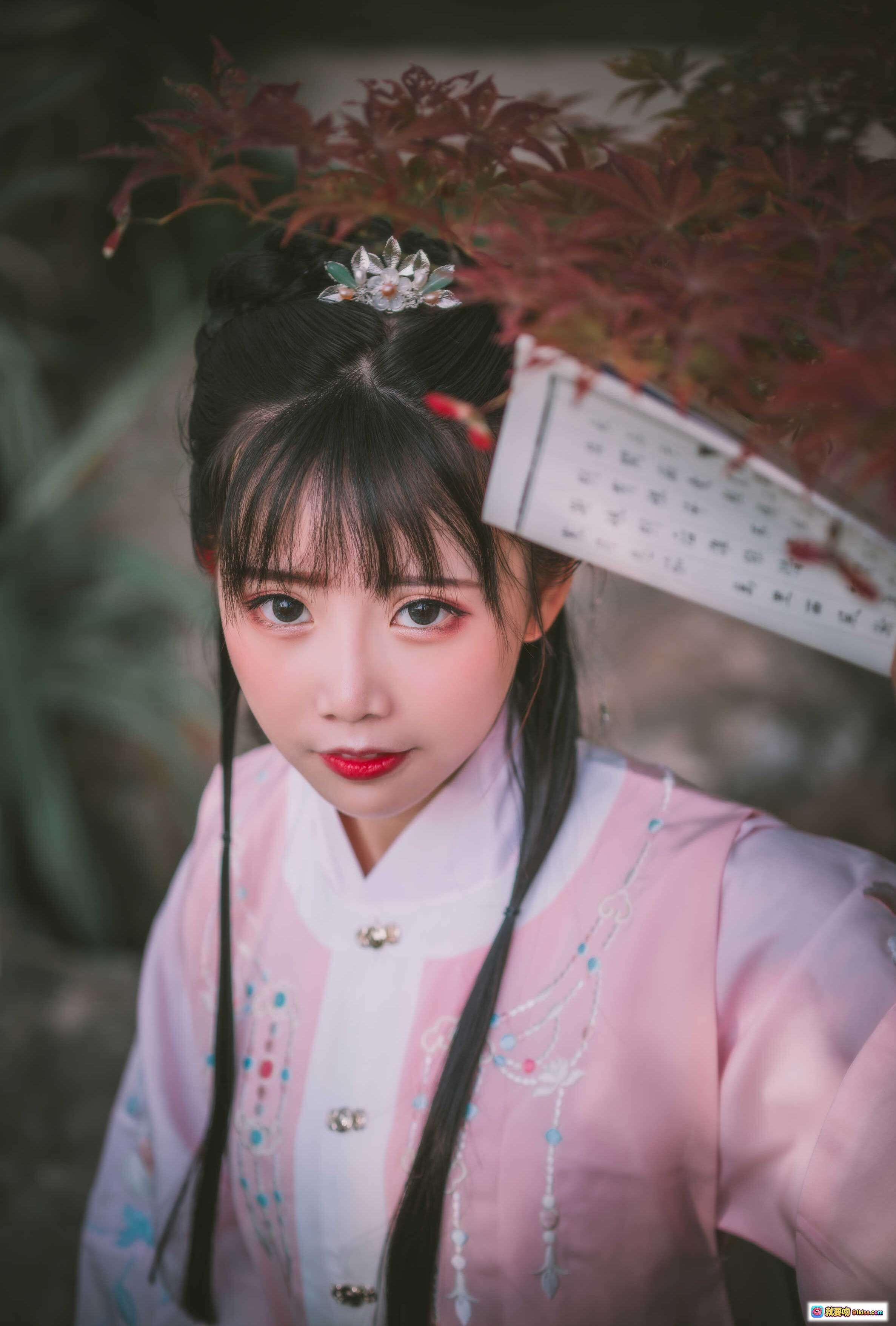 图片[5] - 面饼仙儿NO.107明治汉服写真·古风少女柳林持卷·粉色刺绣汉服·古典发饰·自然光人像摄影 - 就要吻