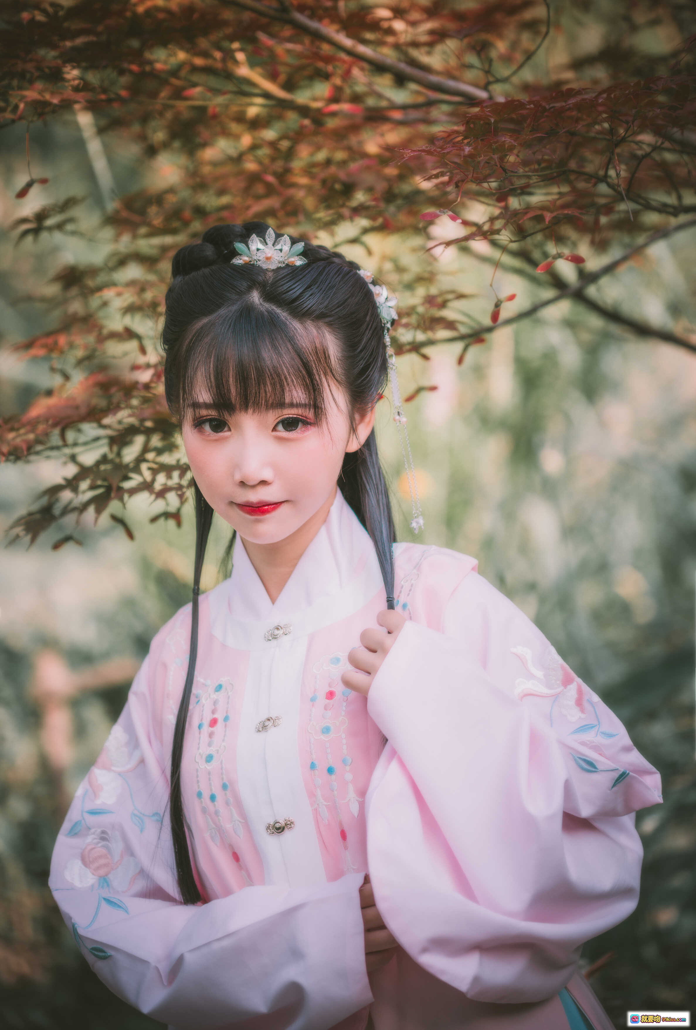 图片[10] - 面饼仙儿NO.107明治汉服写真·古风少女柳林持卷·粉色刺绣汉服·古典发饰·自然光人像摄影 - 就要吻